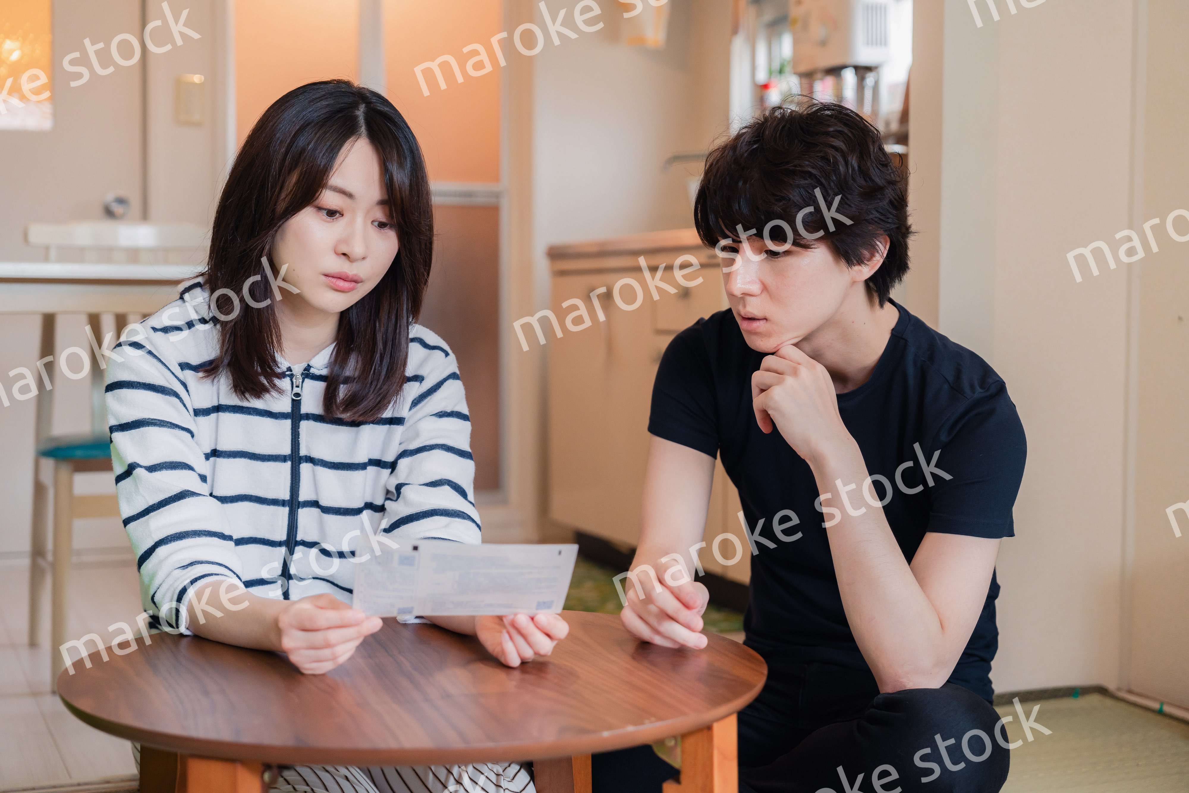 請求書明細を見て値上げに苦しむ若い夫婦