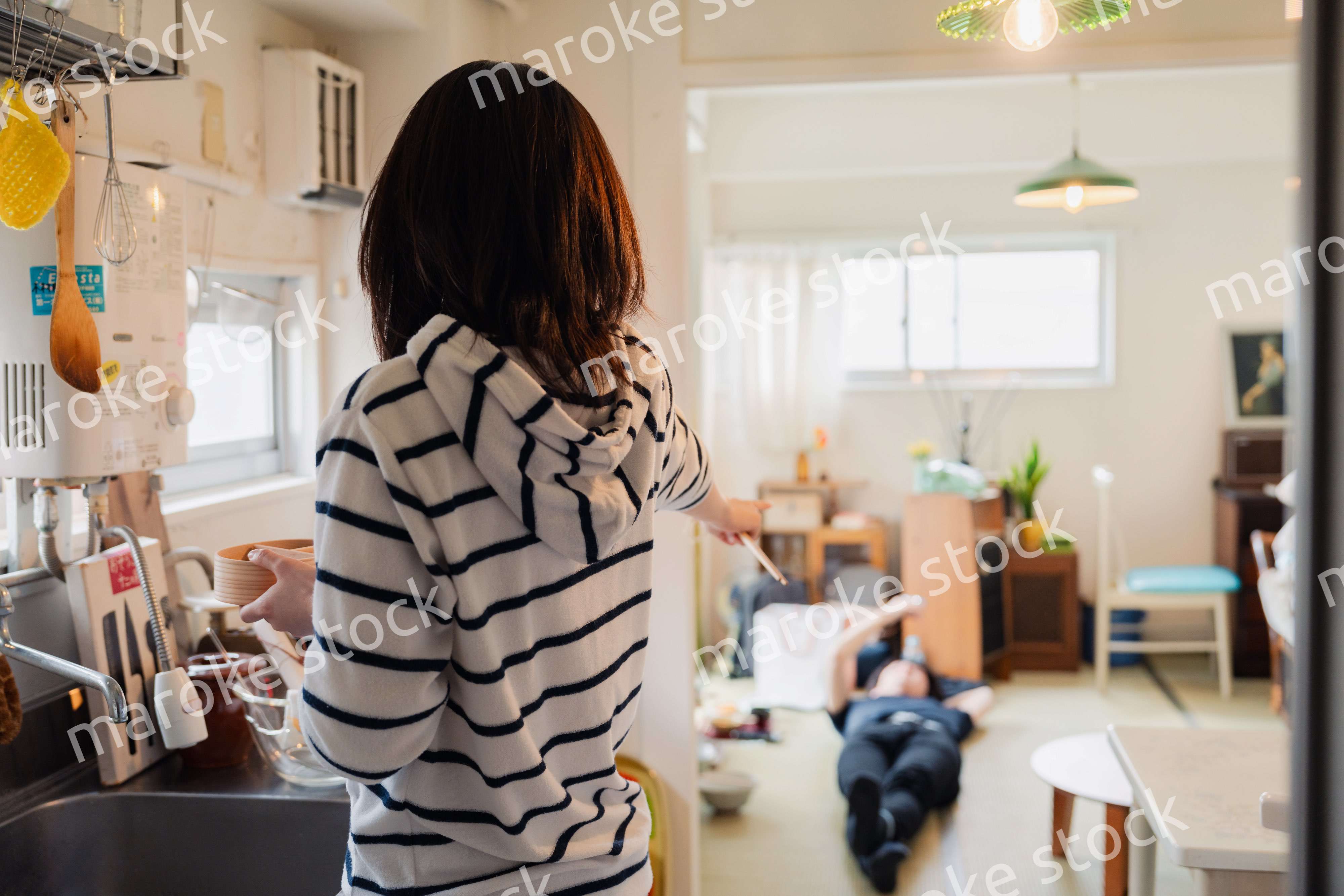 だらだらする夫に怒る妻