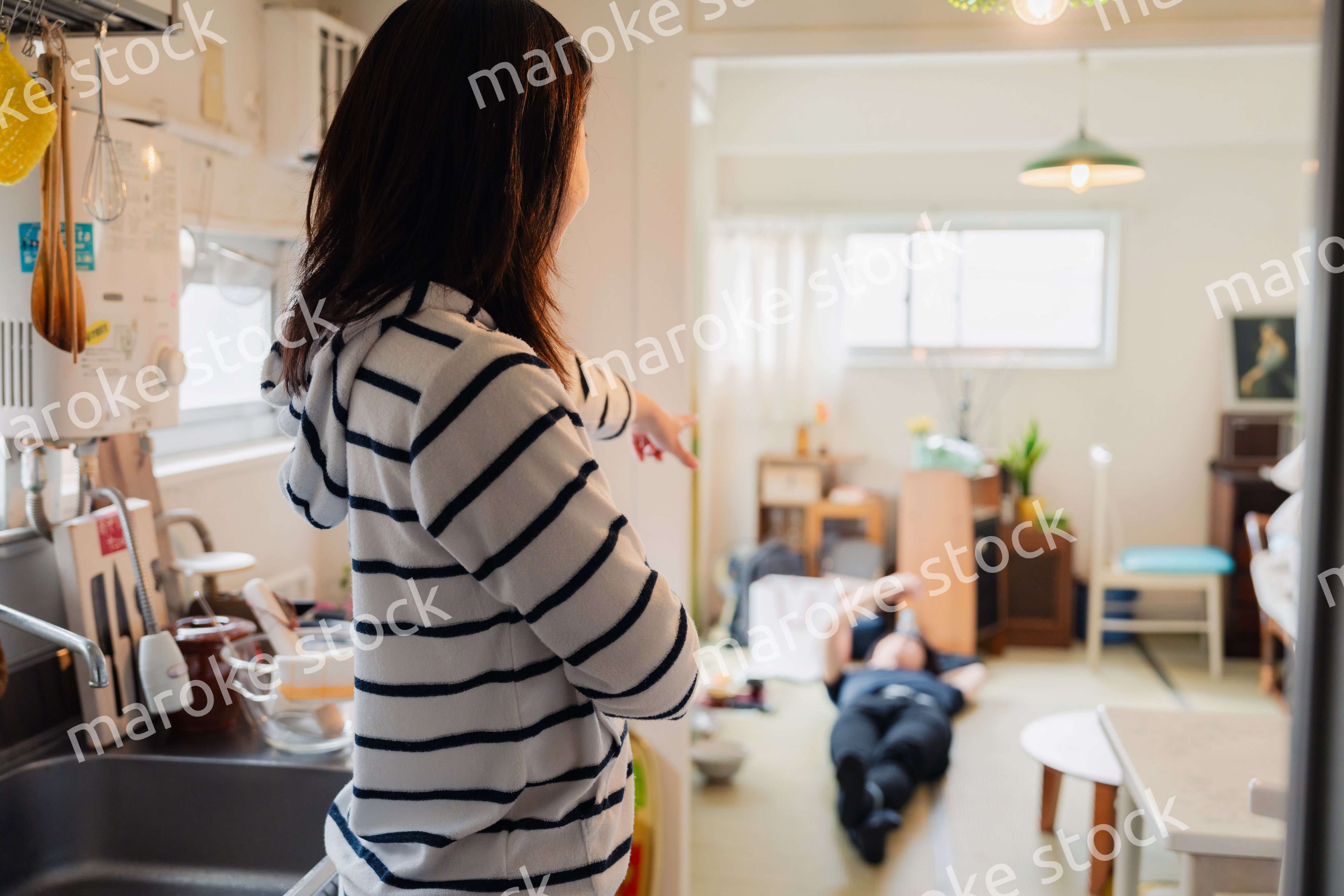 だらだらする夫に怒る妻