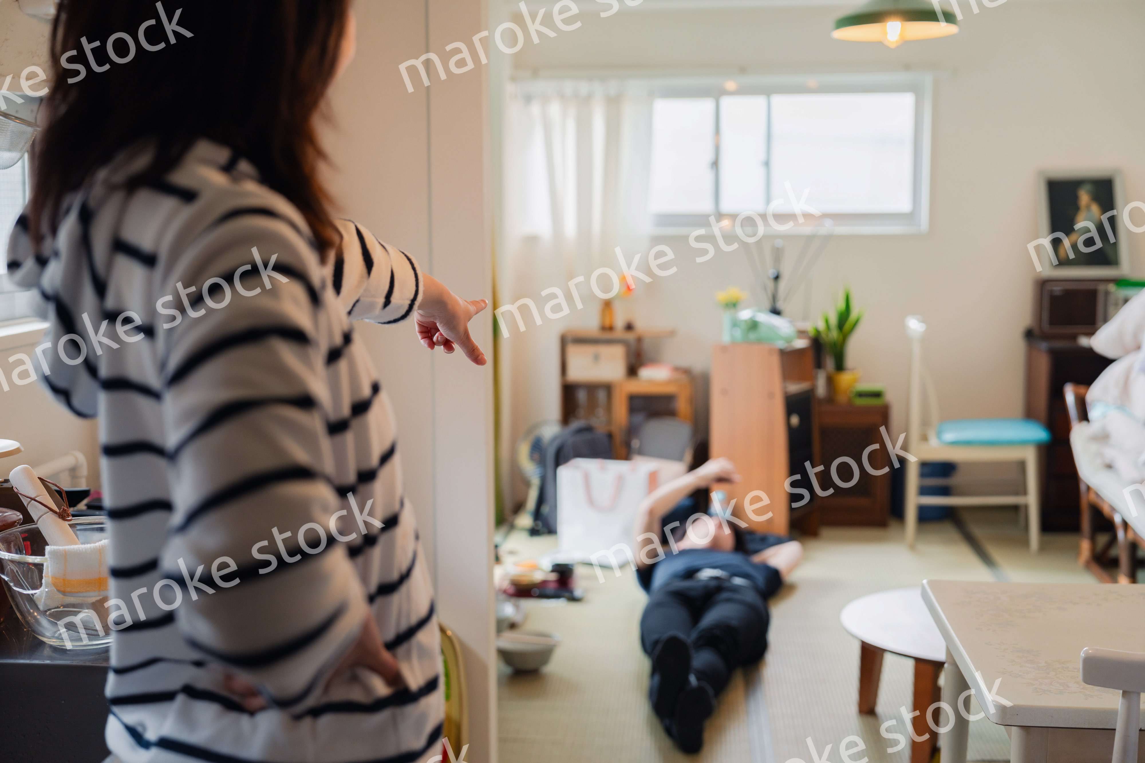 だらだらする夫に怒る妻