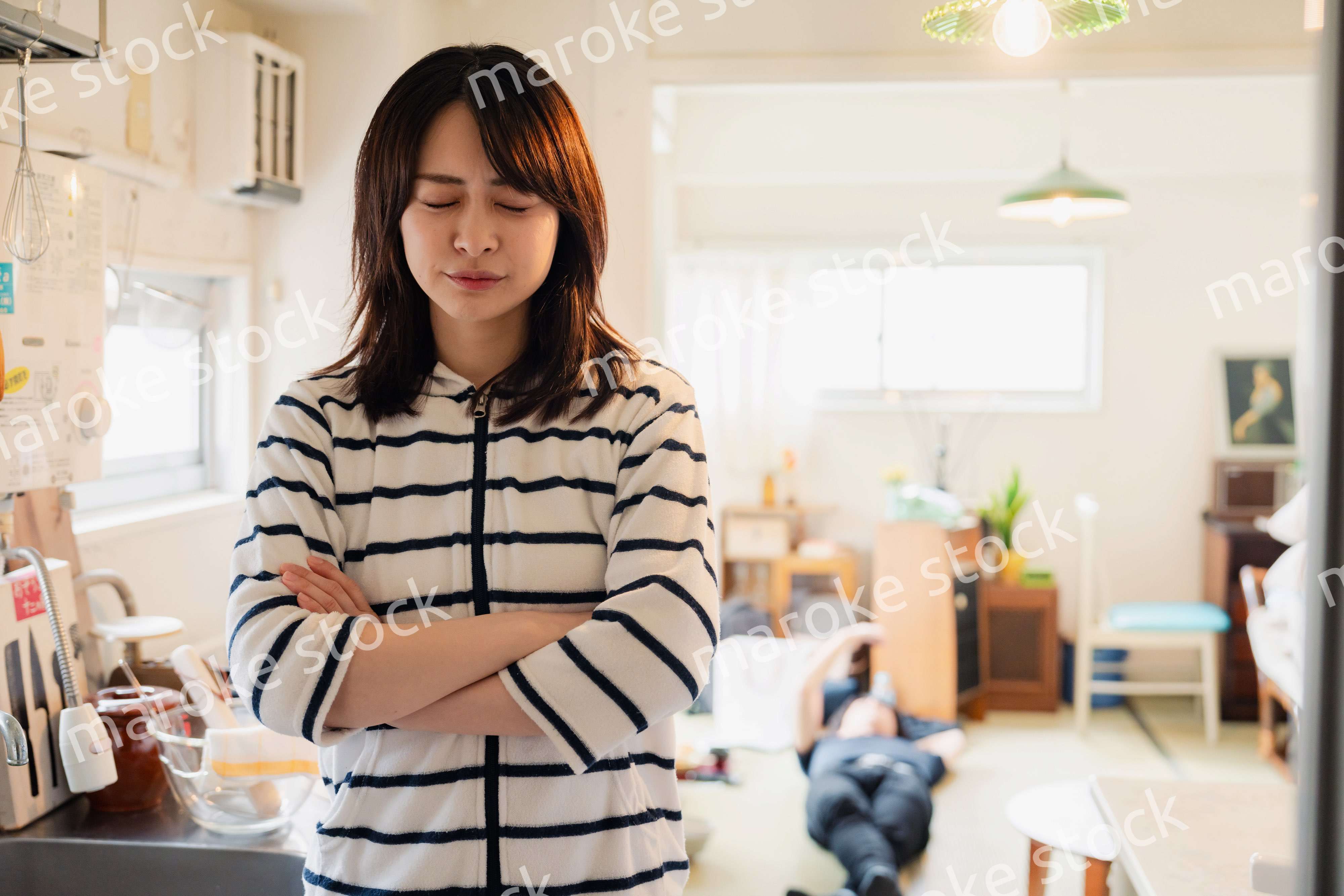 夫に頭を抱える妻