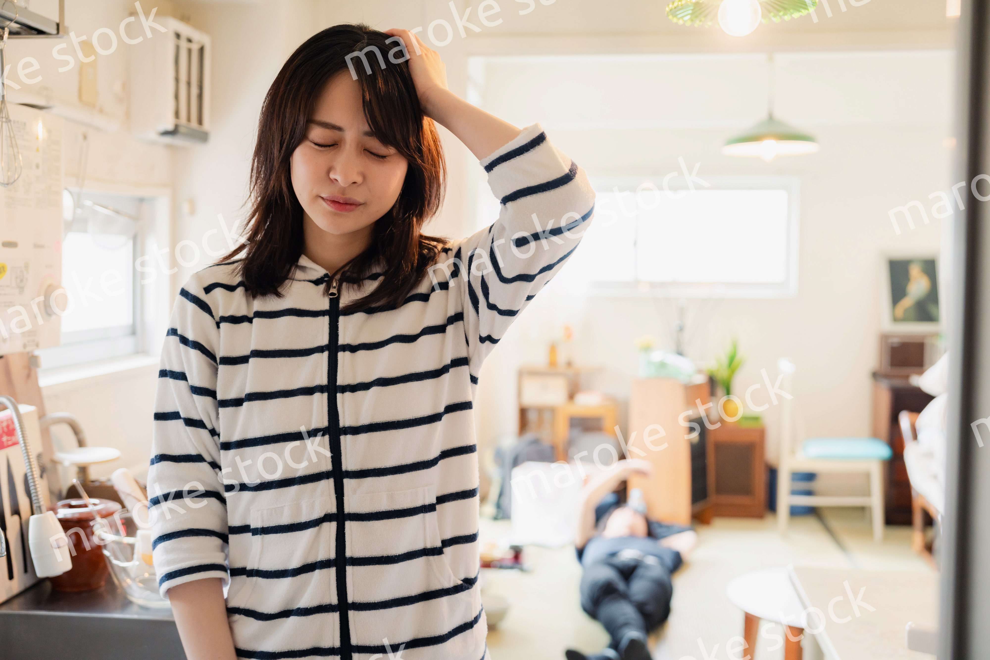 夫に頭を抱える妻