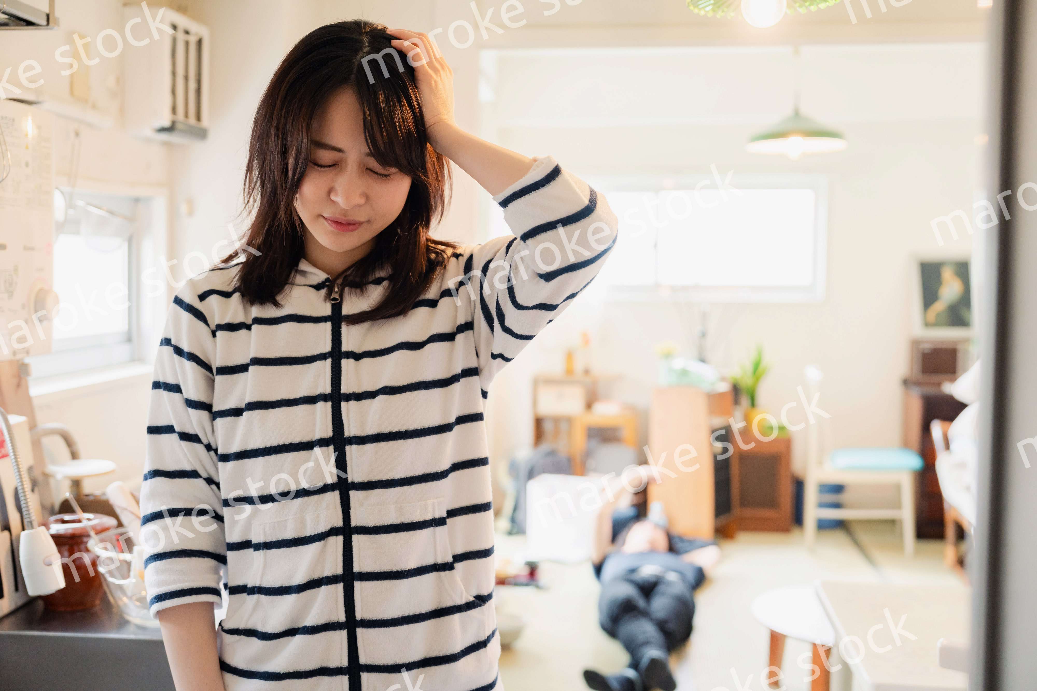 夫に頭を抱える妻