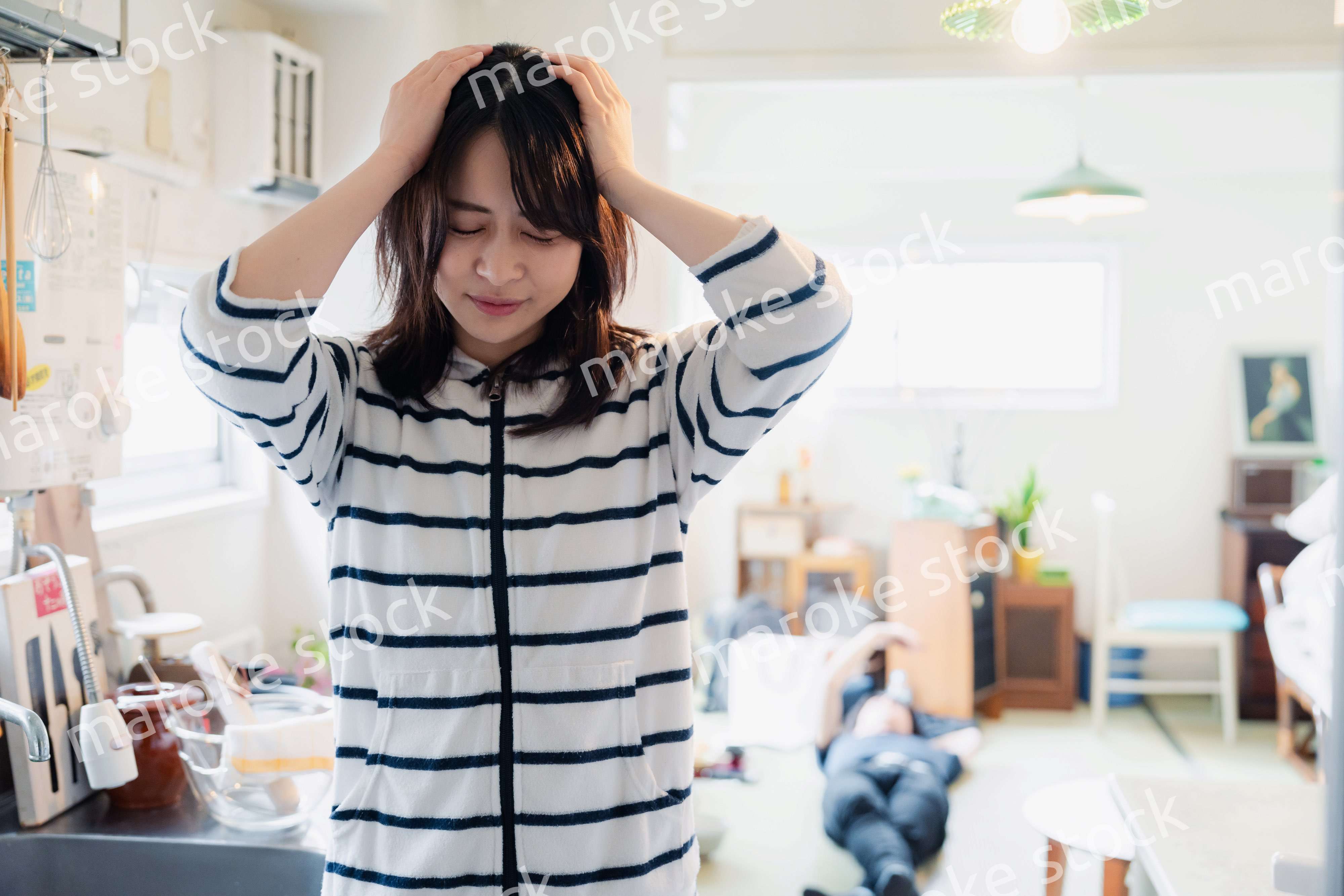 夫に頭を抱える妻