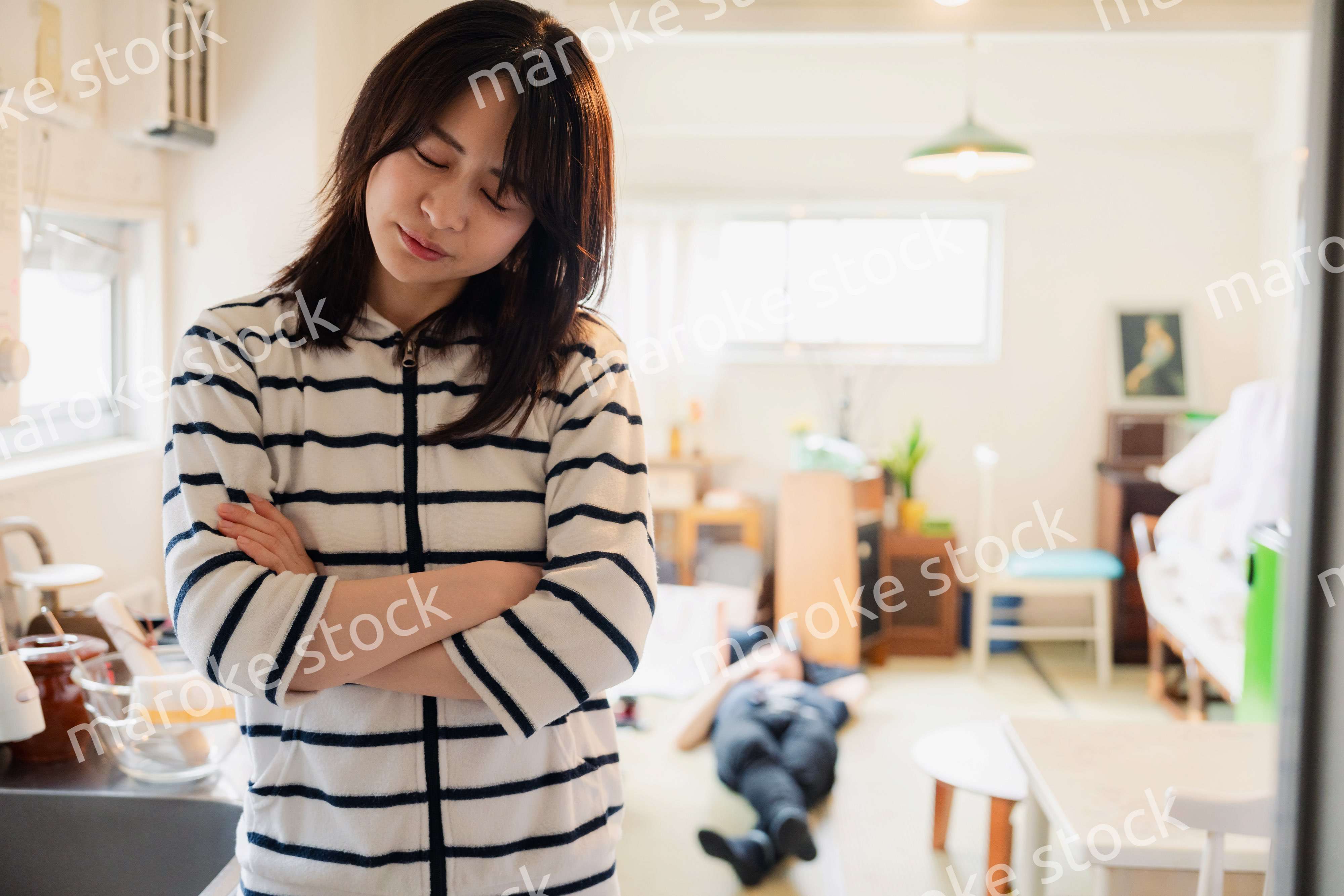 夫に頭を抱える妻