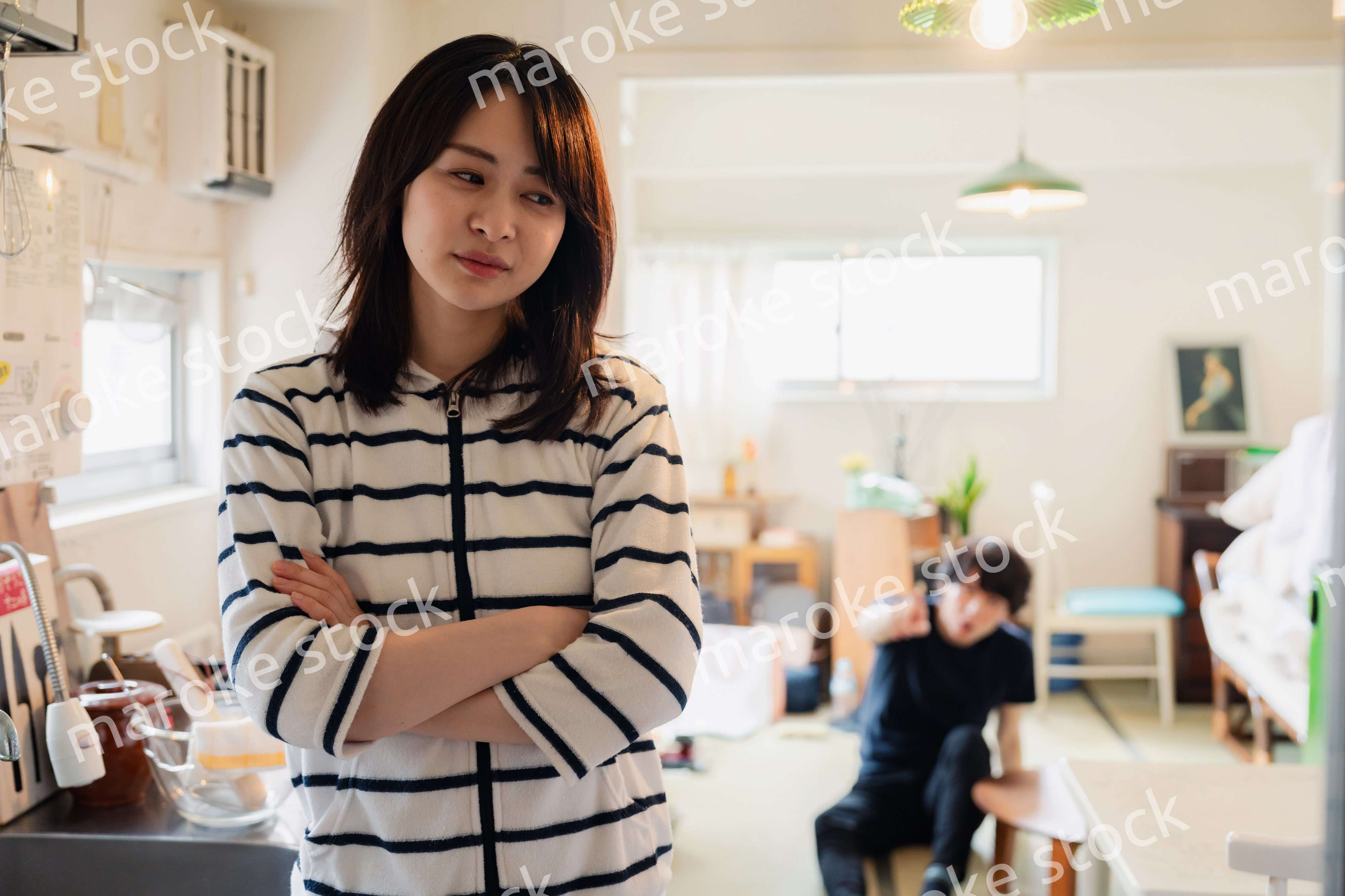 家で喧嘩をする若い夫婦