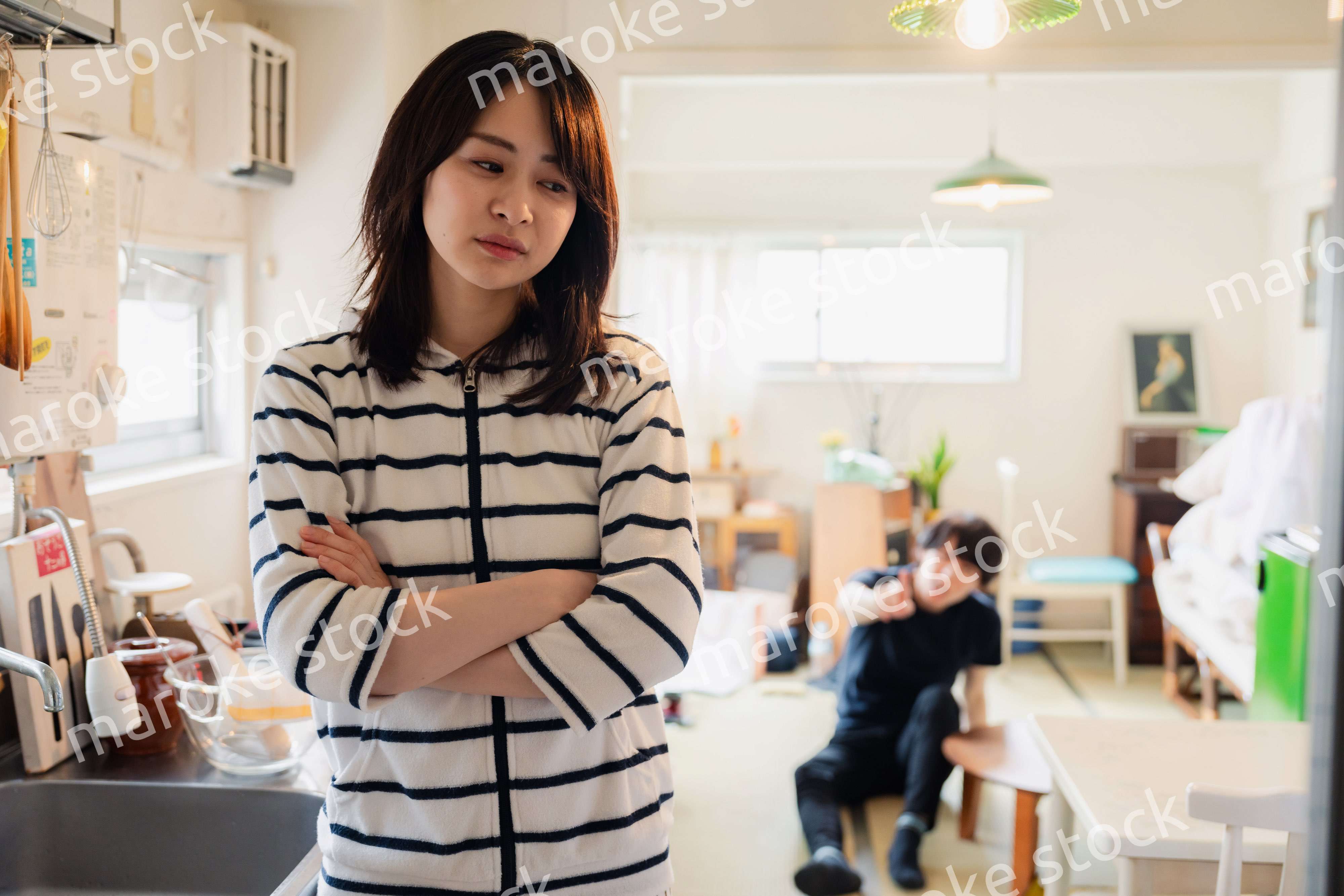 家で喧嘩をする若い夫婦