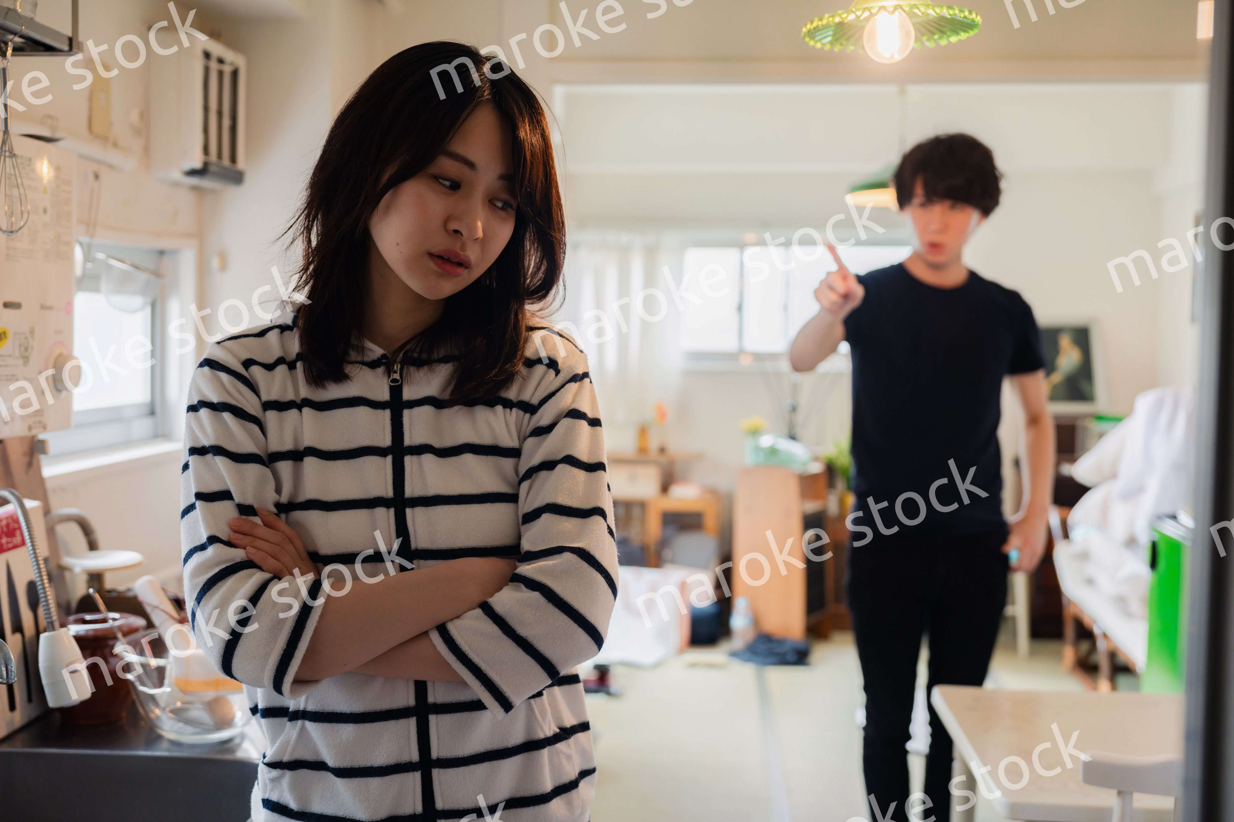 家で喧嘩をする若い夫婦