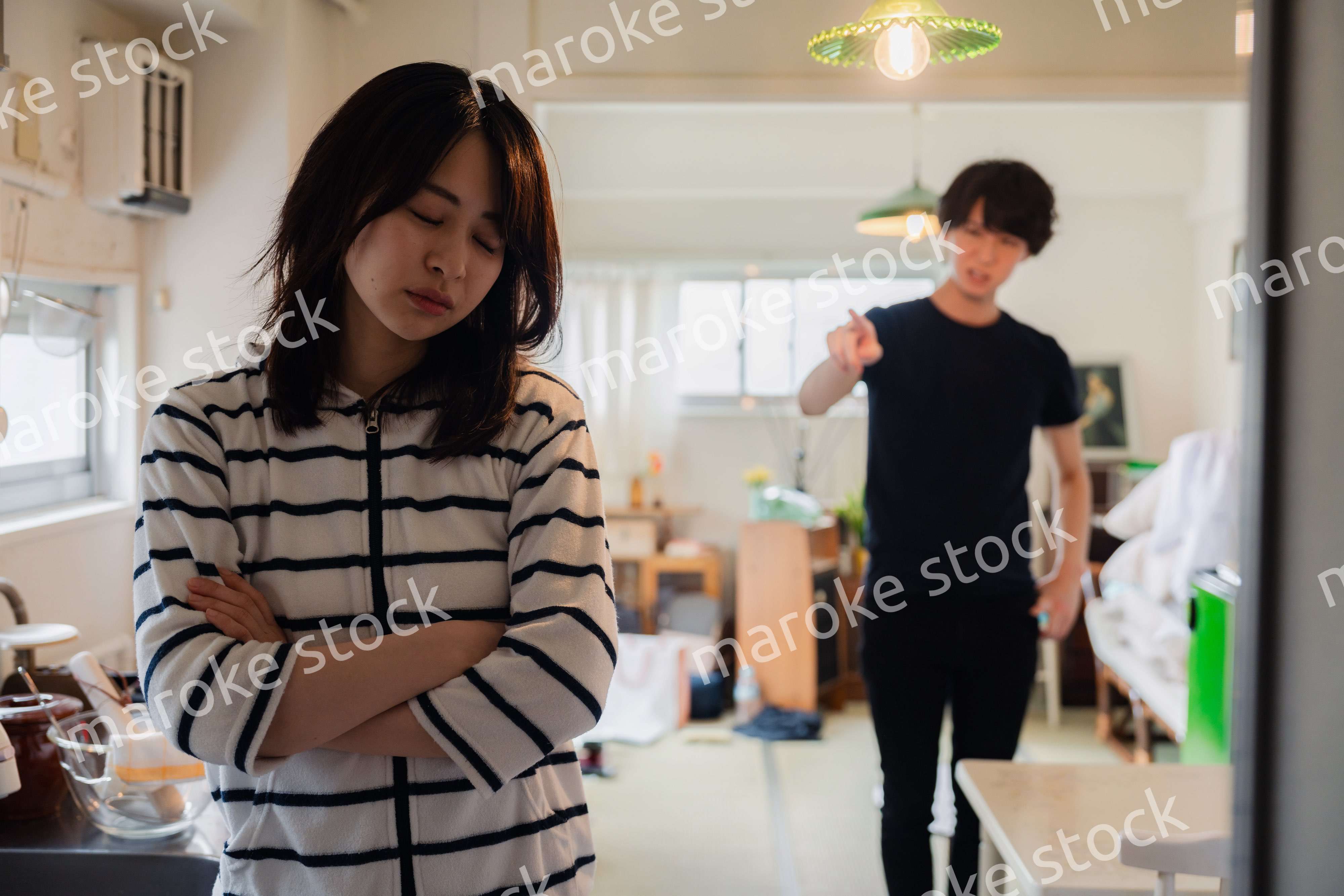 家で喧嘩をする若い夫婦