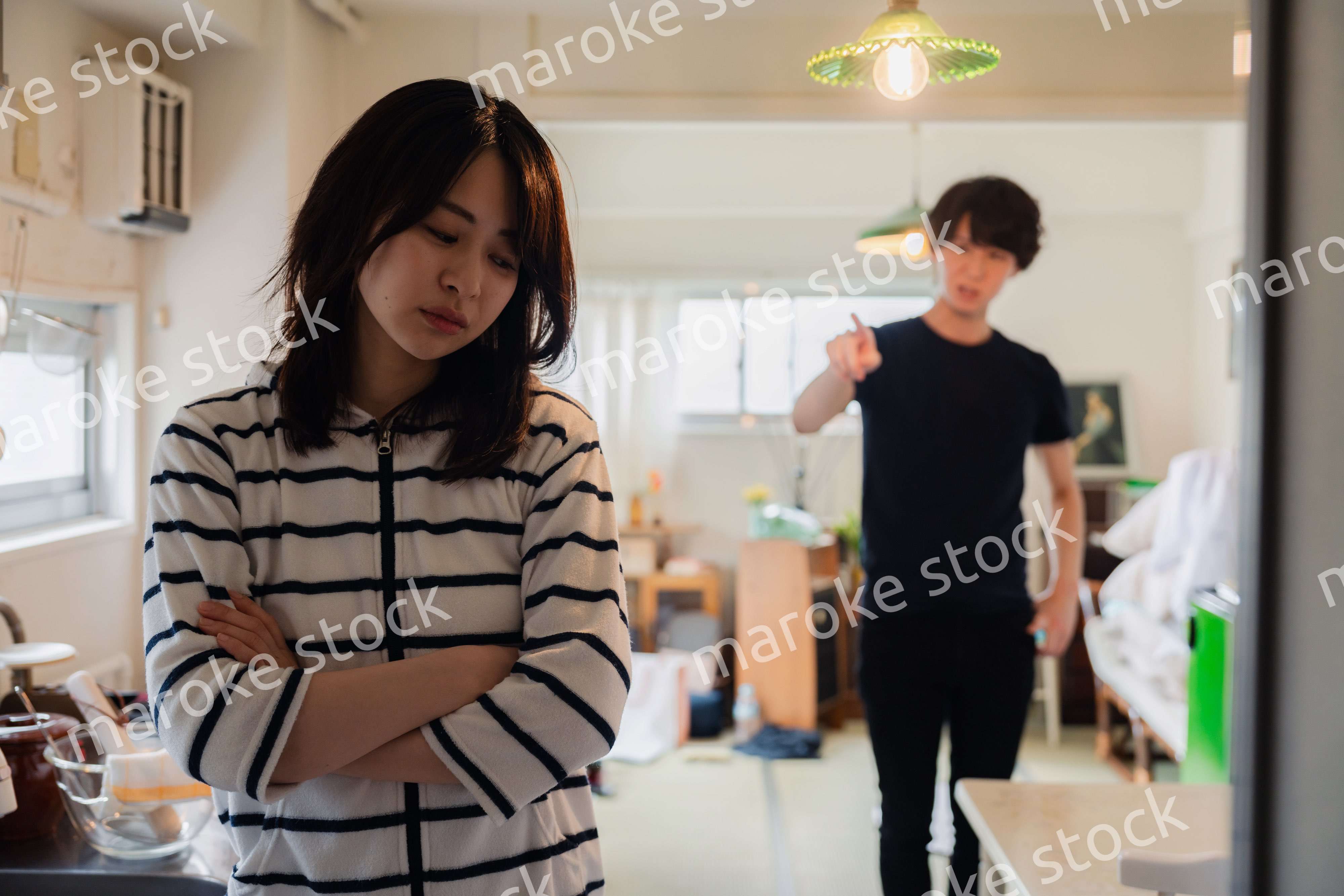 家で喧嘩をする若い夫婦