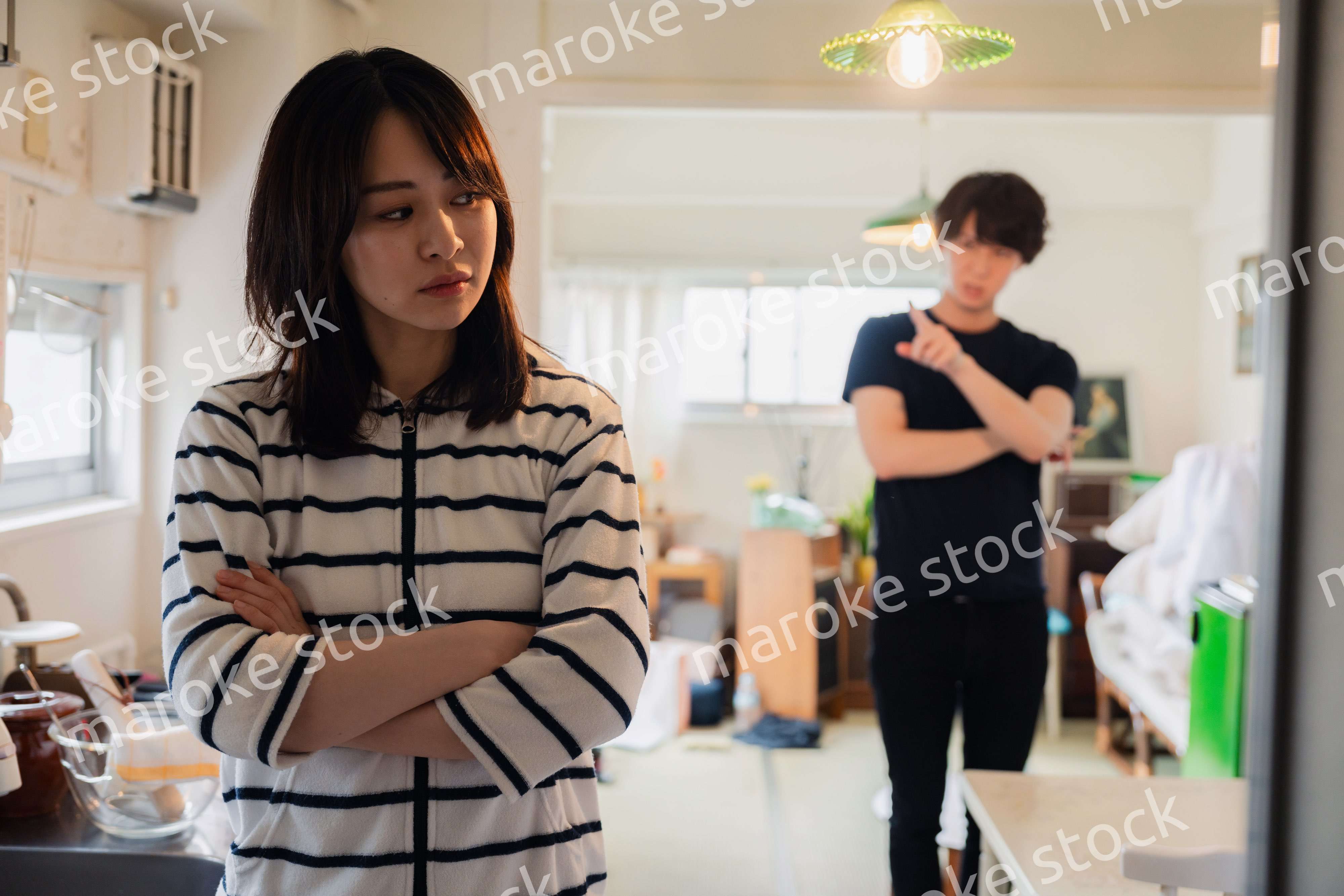 家で喧嘩をする若い夫婦