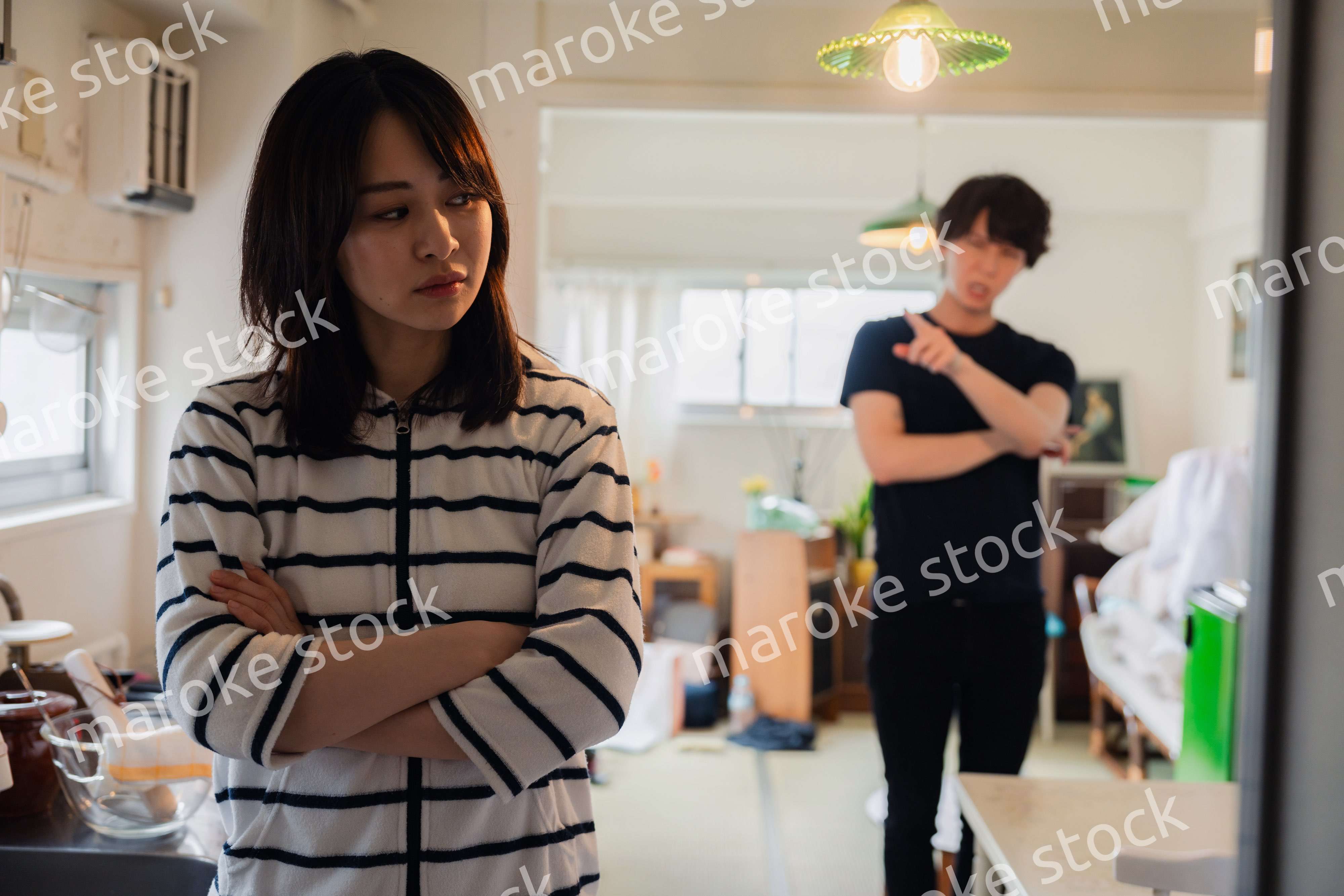 家で喧嘩をする若い夫婦