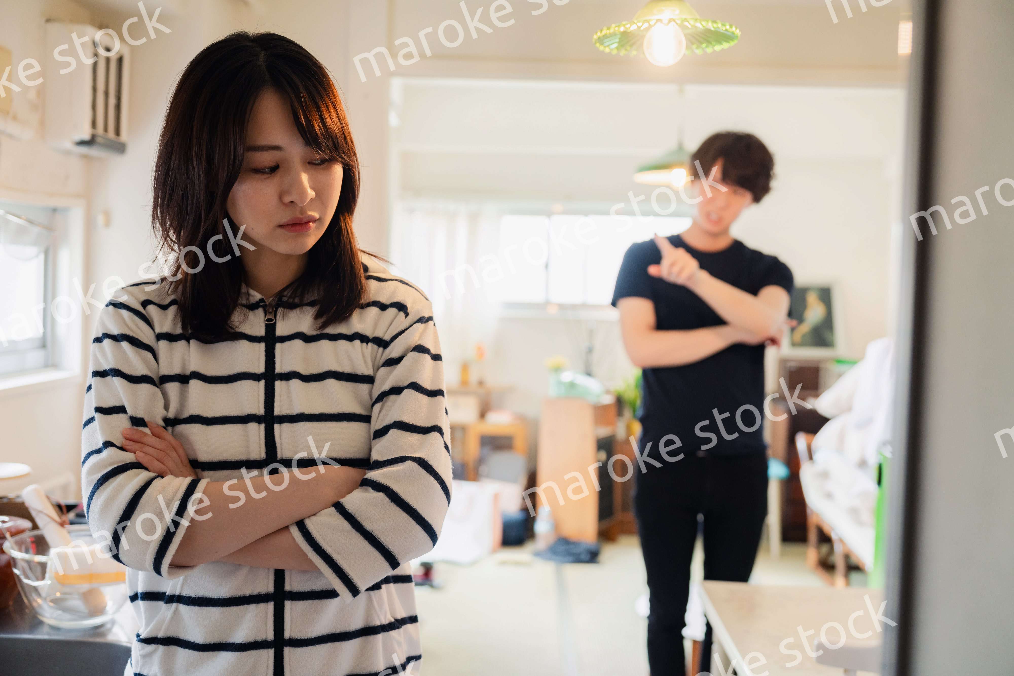 家で喧嘩をする若い夫婦