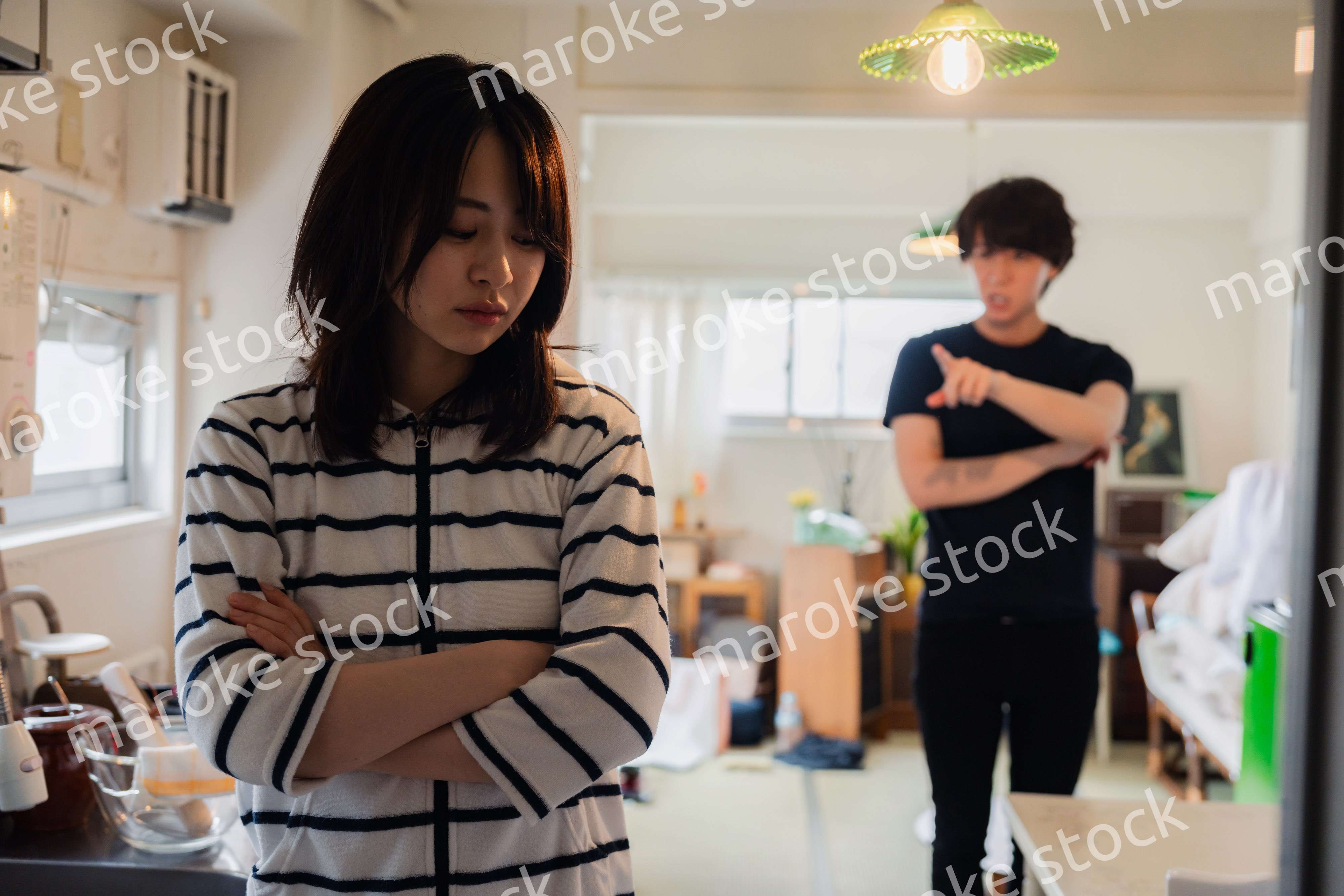 家で喧嘩をする若い夫婦