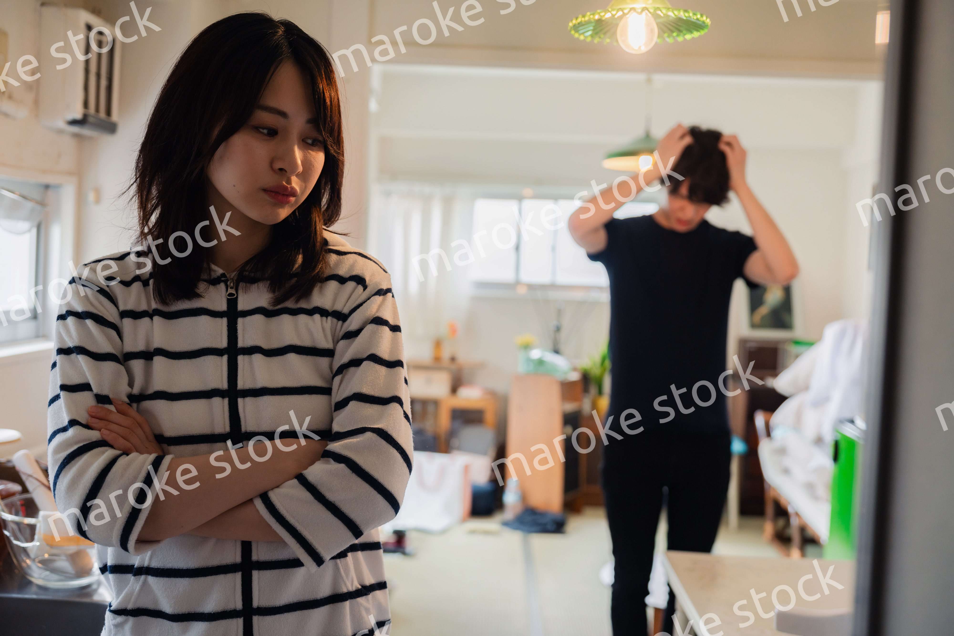 家で喧嘩をする若い夫婦