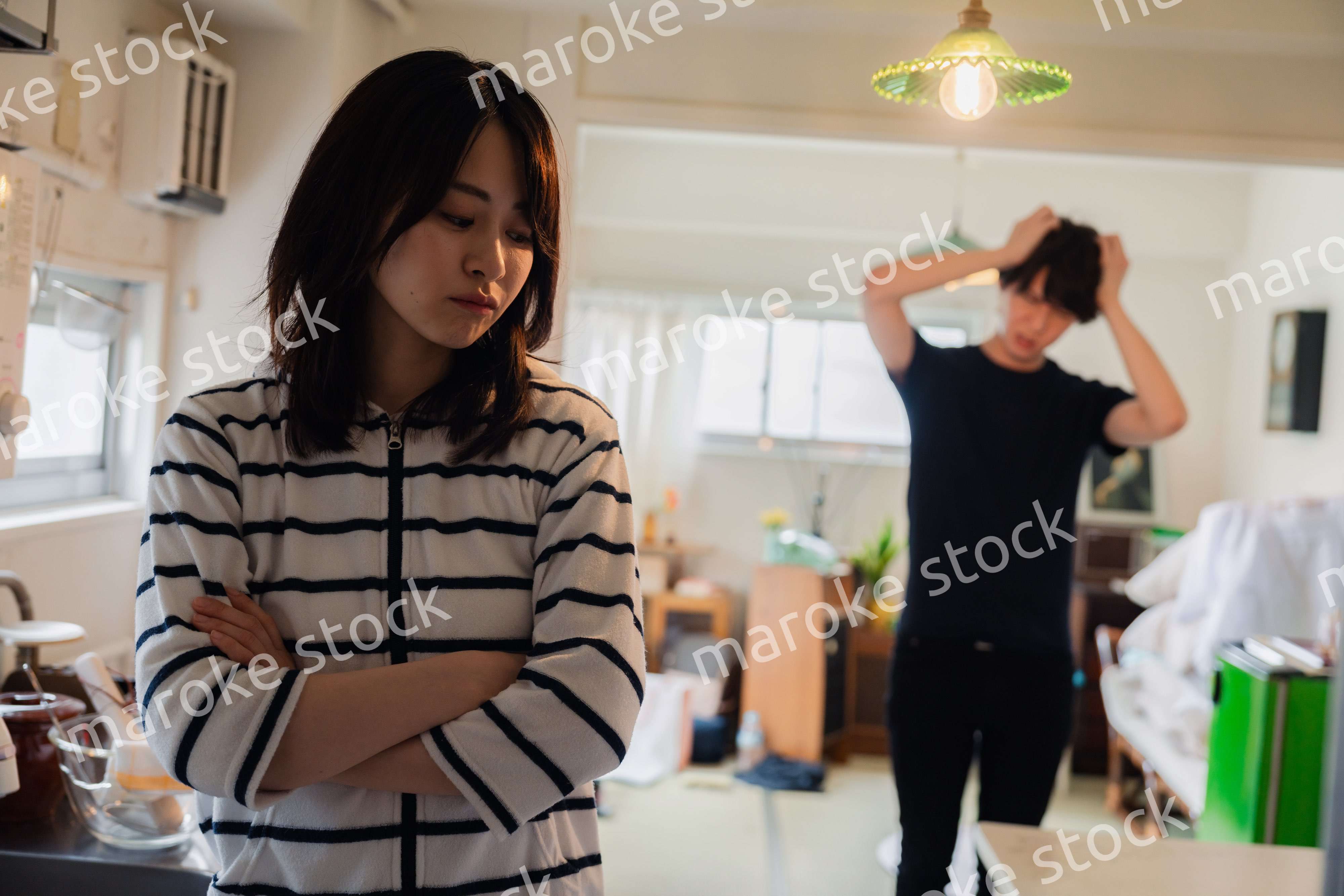 家で喧嘩をする若い夫婦