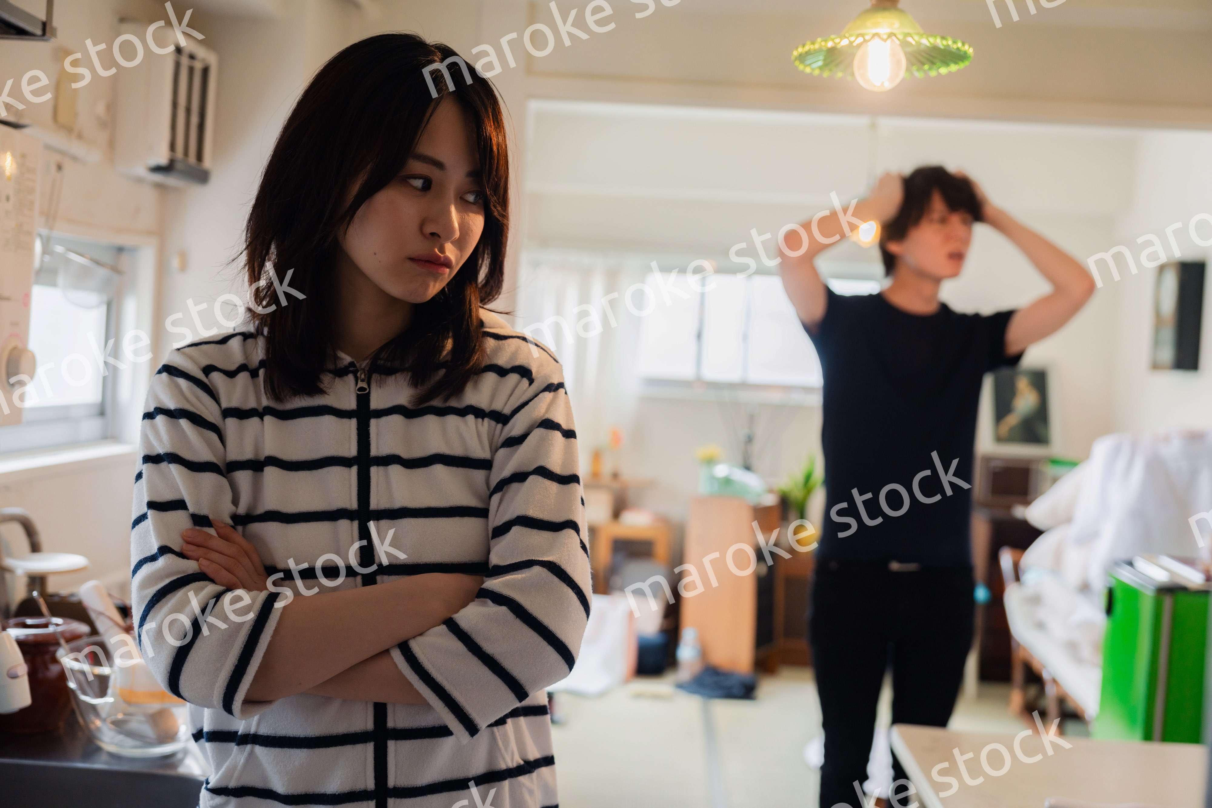 家で喧嘩をする若い夫婦