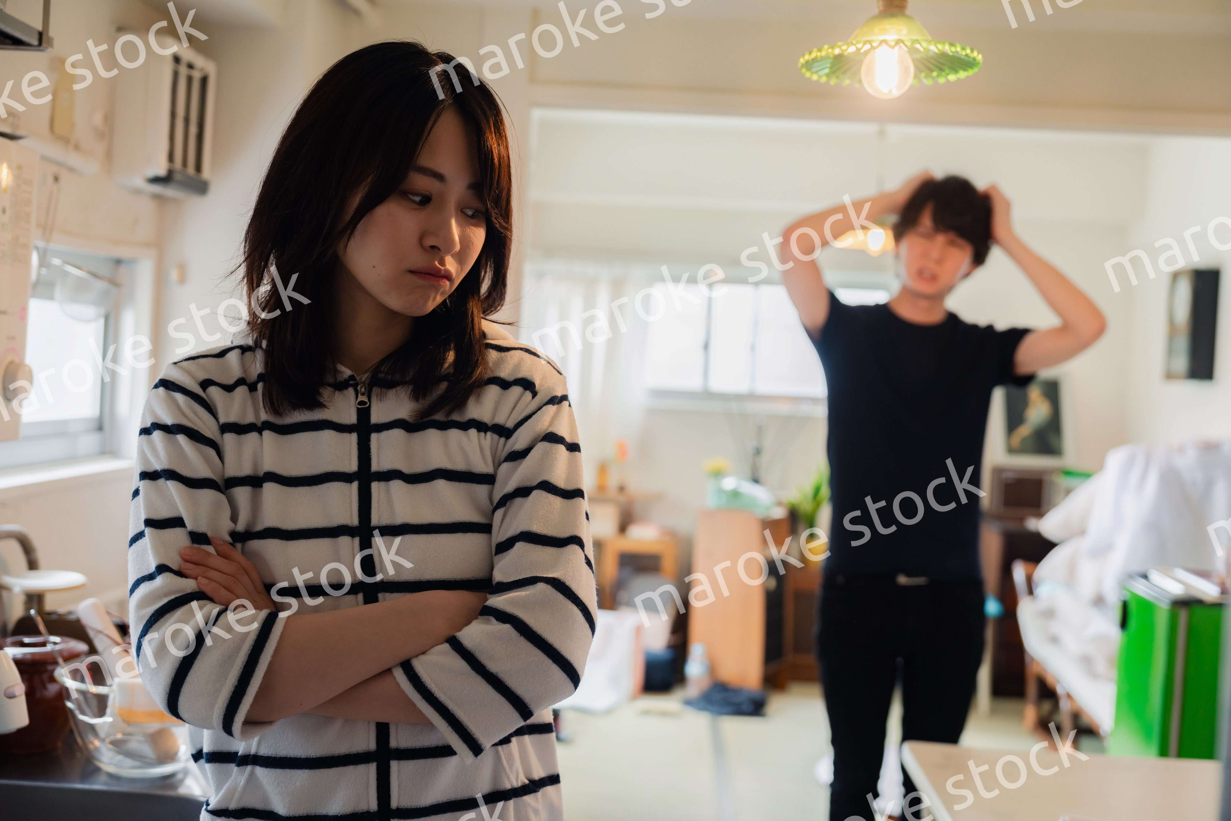 家で喧嘩をする若い夫婦