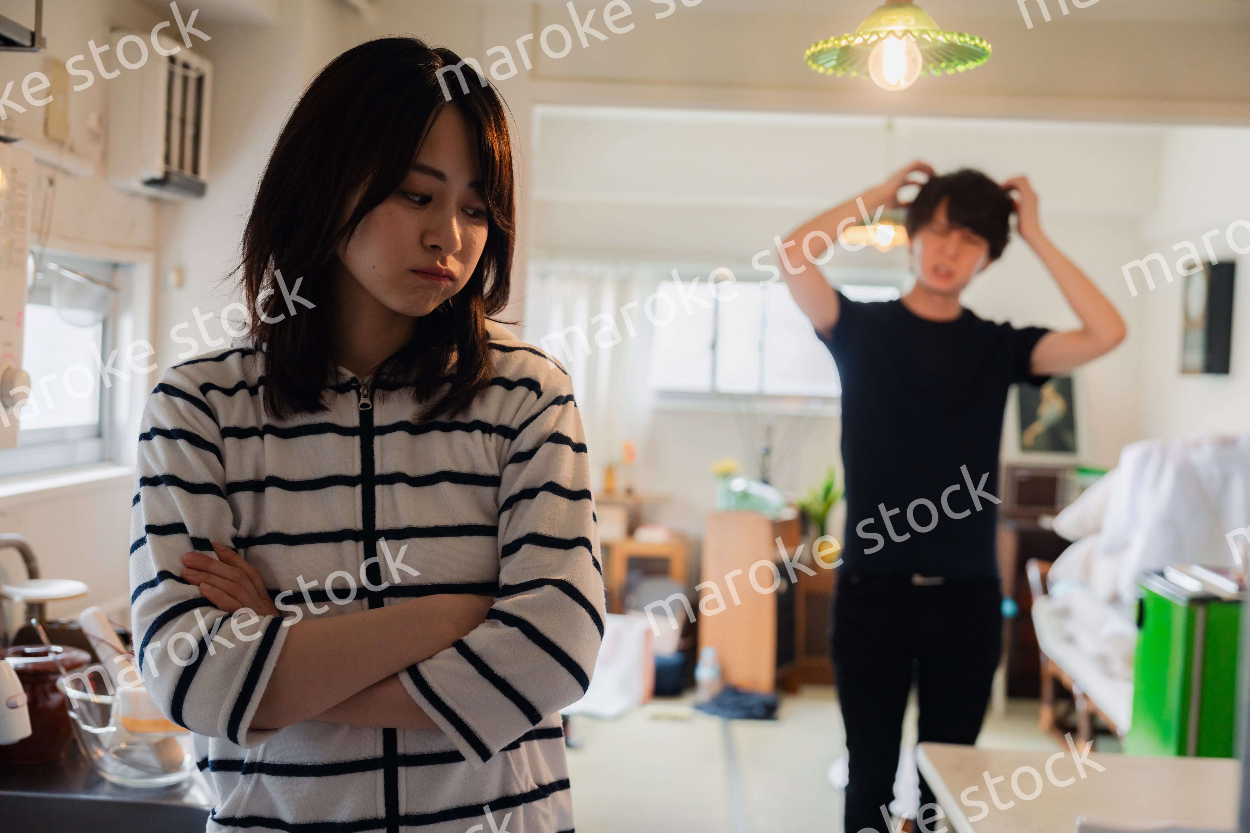 家で喧嘩をする若い夫婦