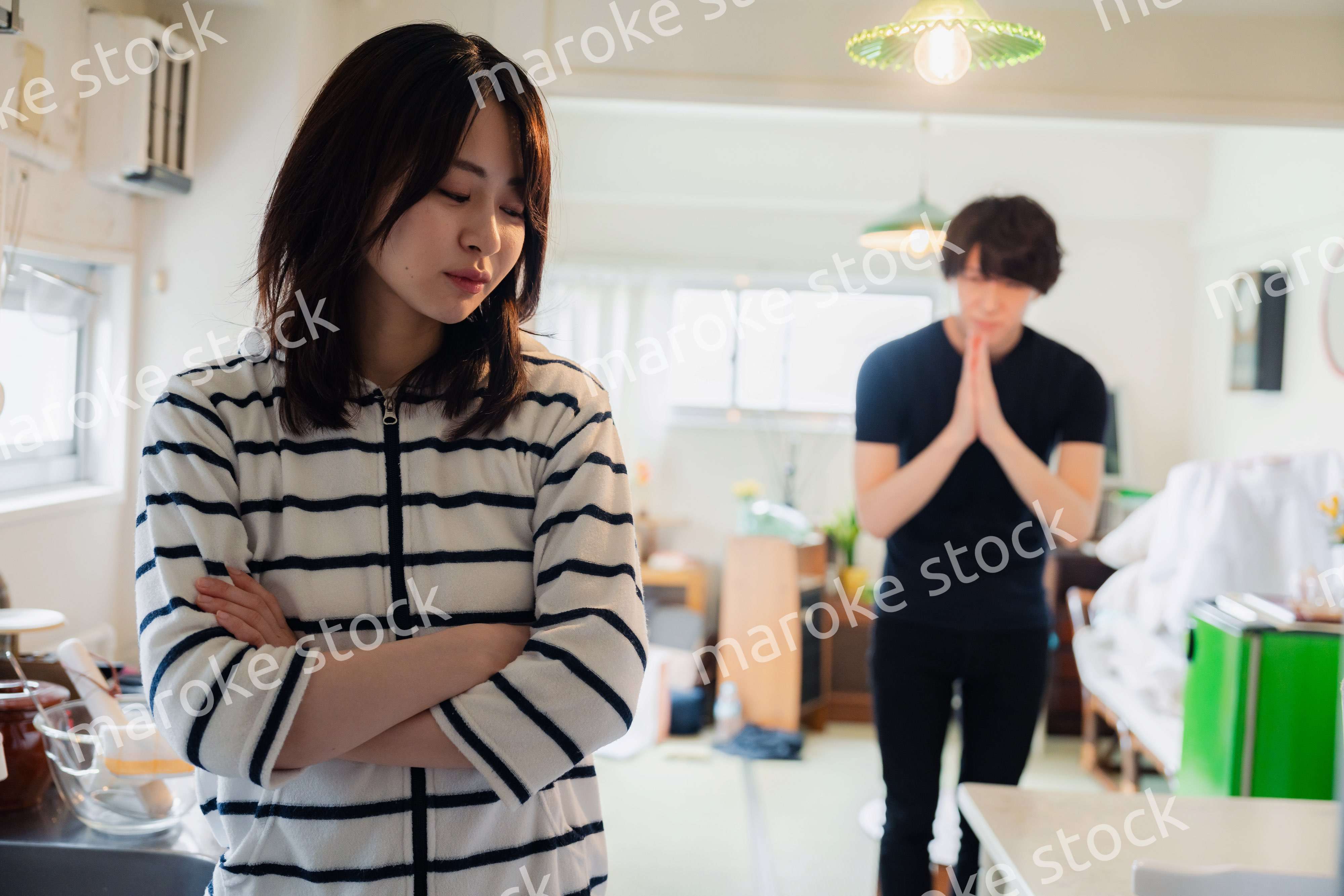 妻に謝罪する夫