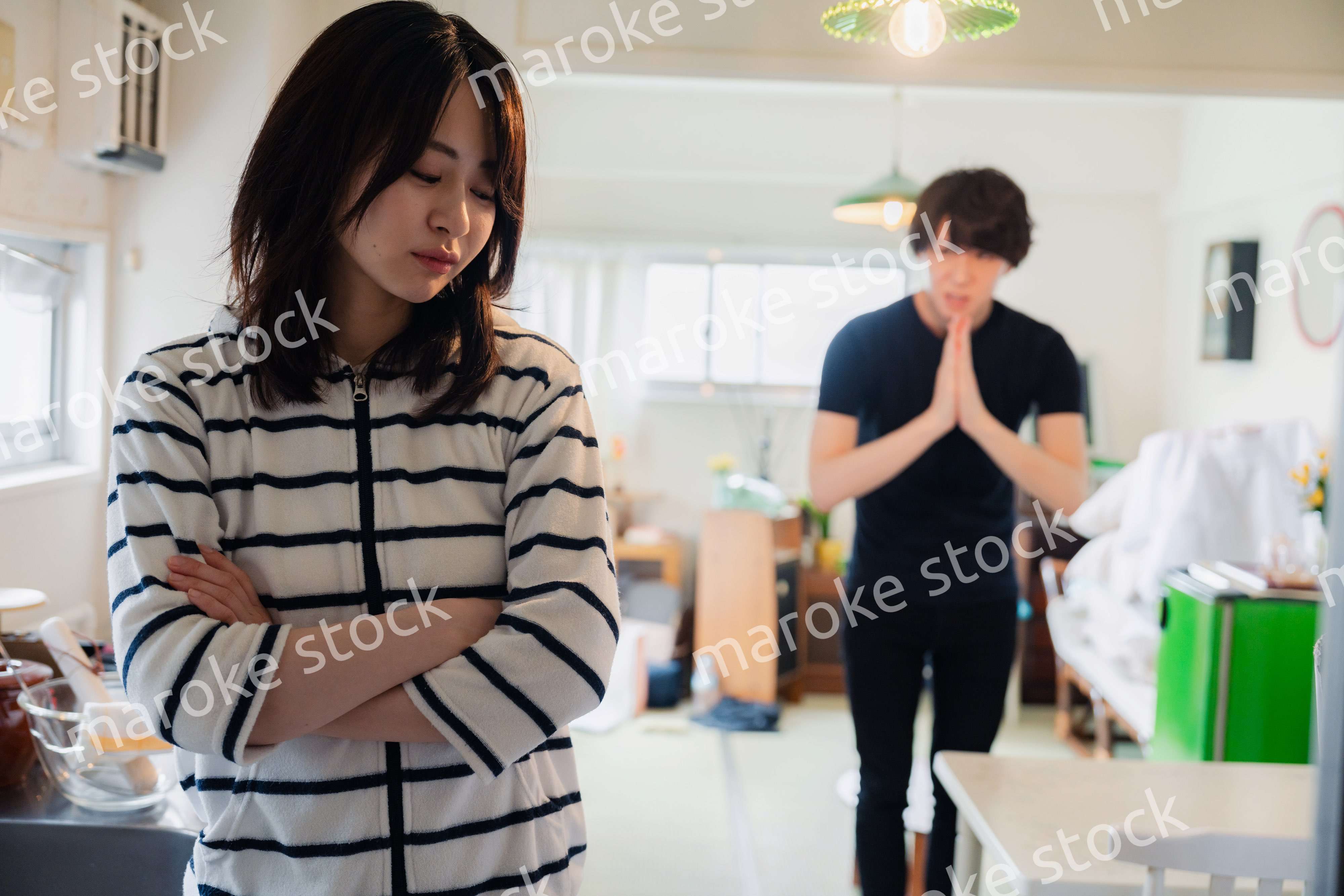 妻に謝罪する夫