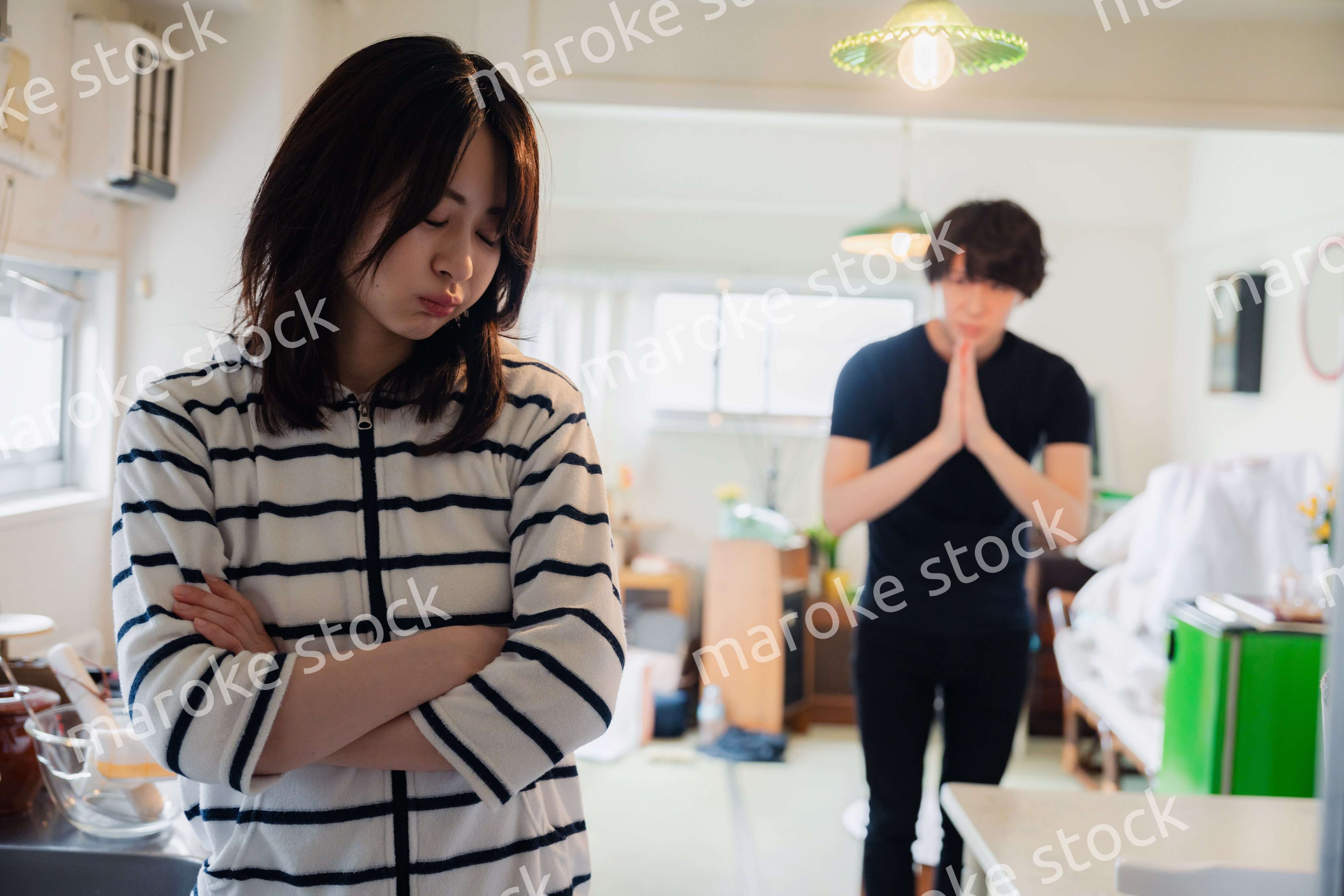 妻に謝罪する夫