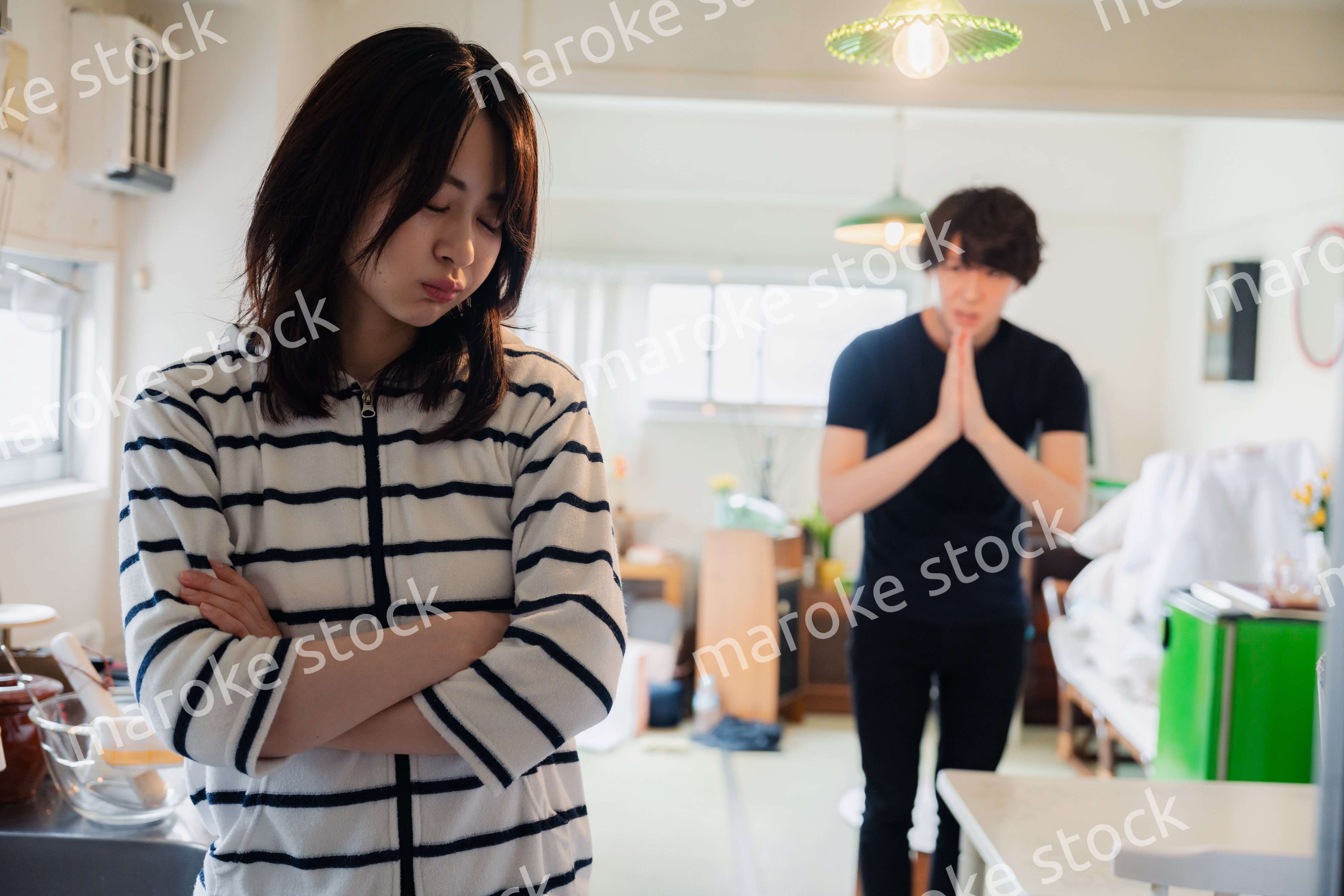 妻に謝罪する夫