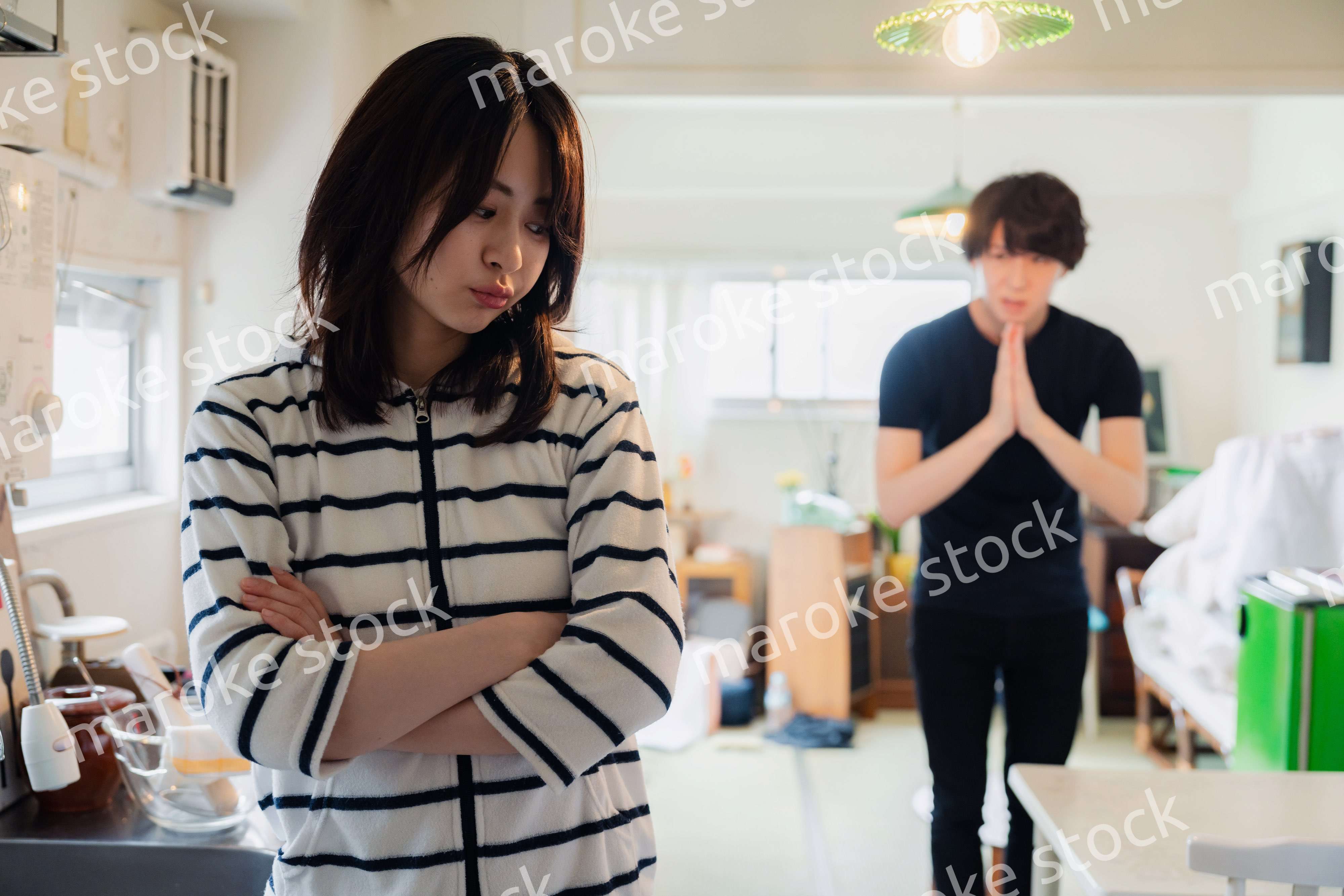 妻に謝罪する夫