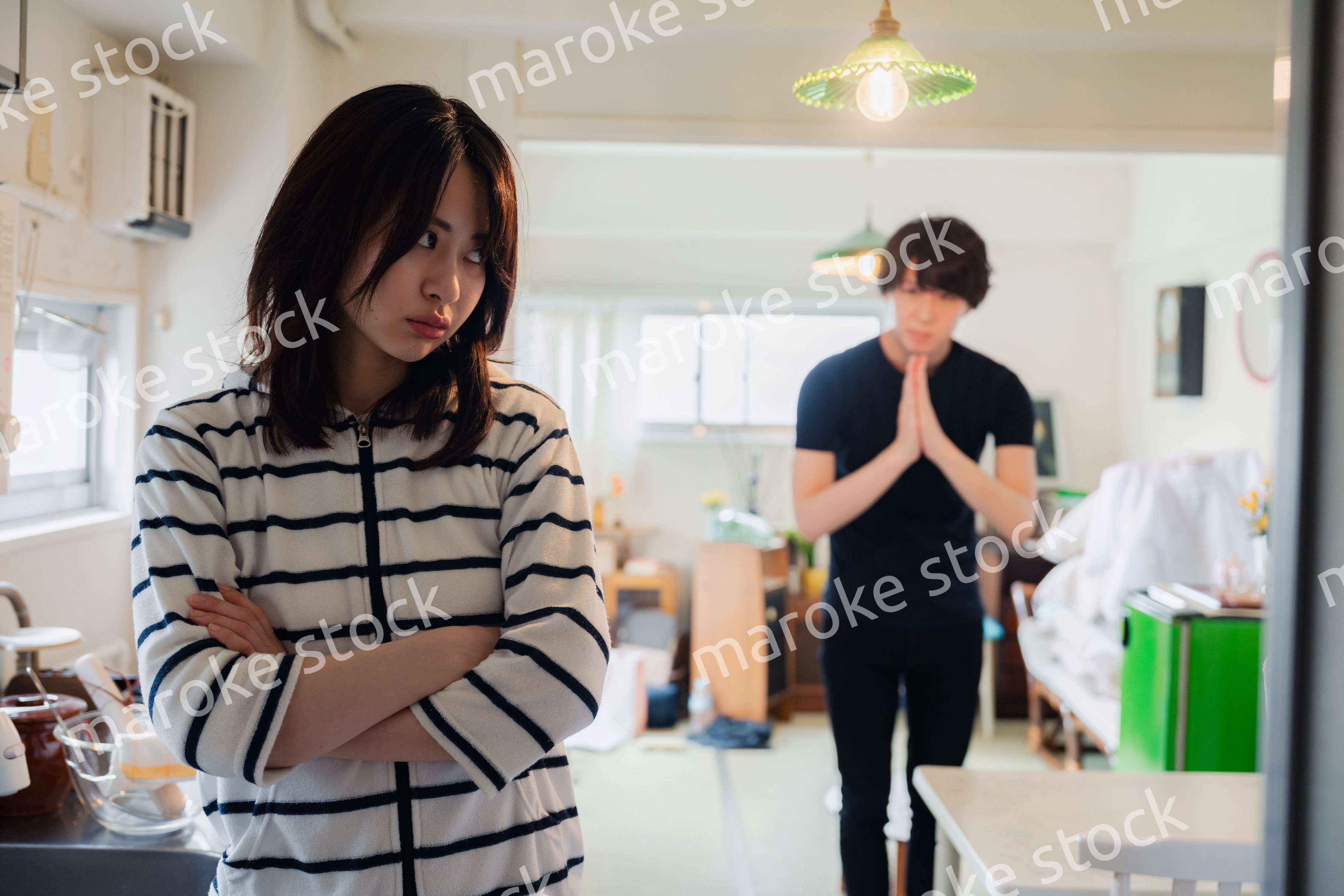 妻に謝罪する夫