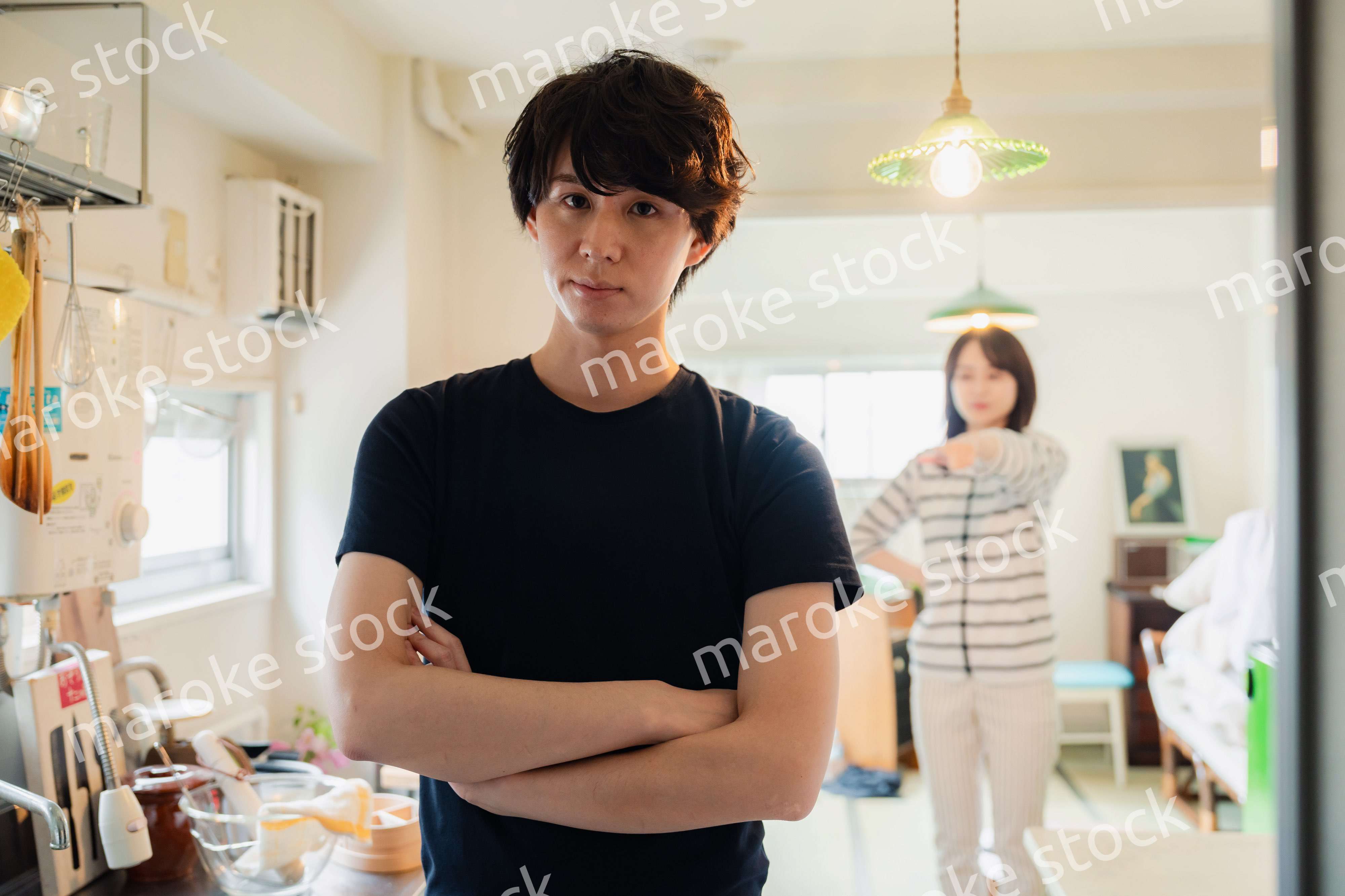 家で妻にガミガミ言われる夫