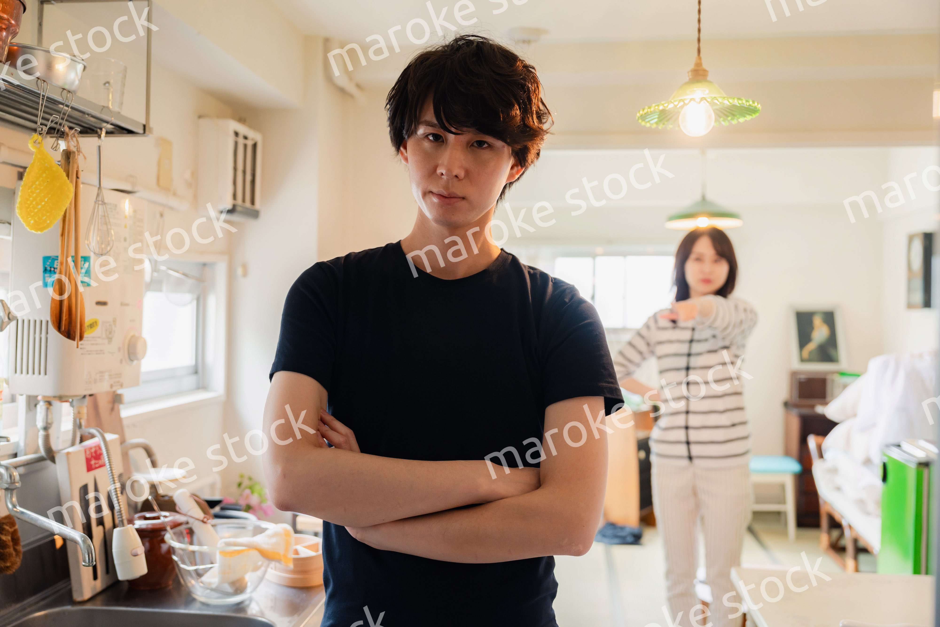 家で妻にガミガミ言われる夫