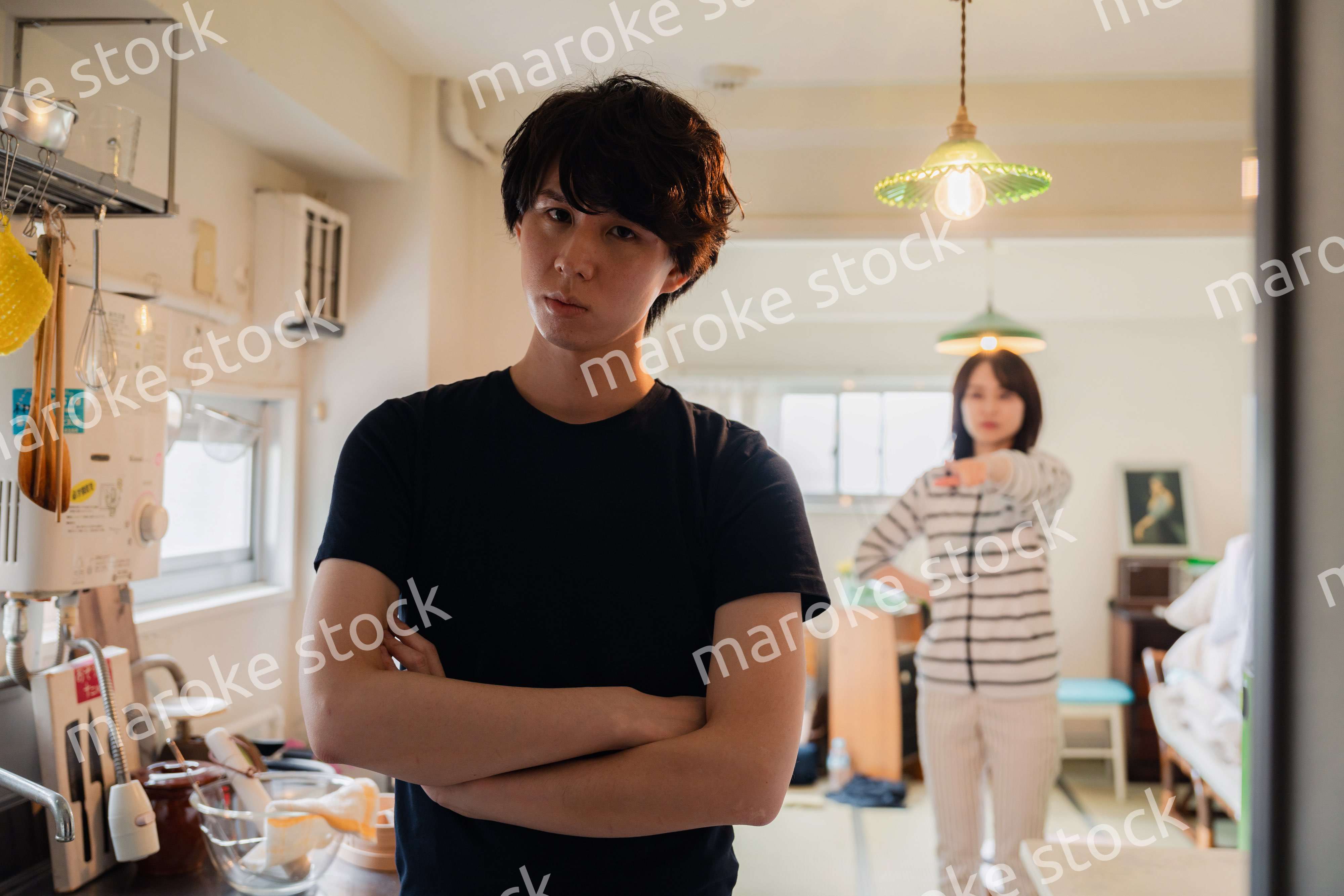 家で妻にガミガミ言われる夫