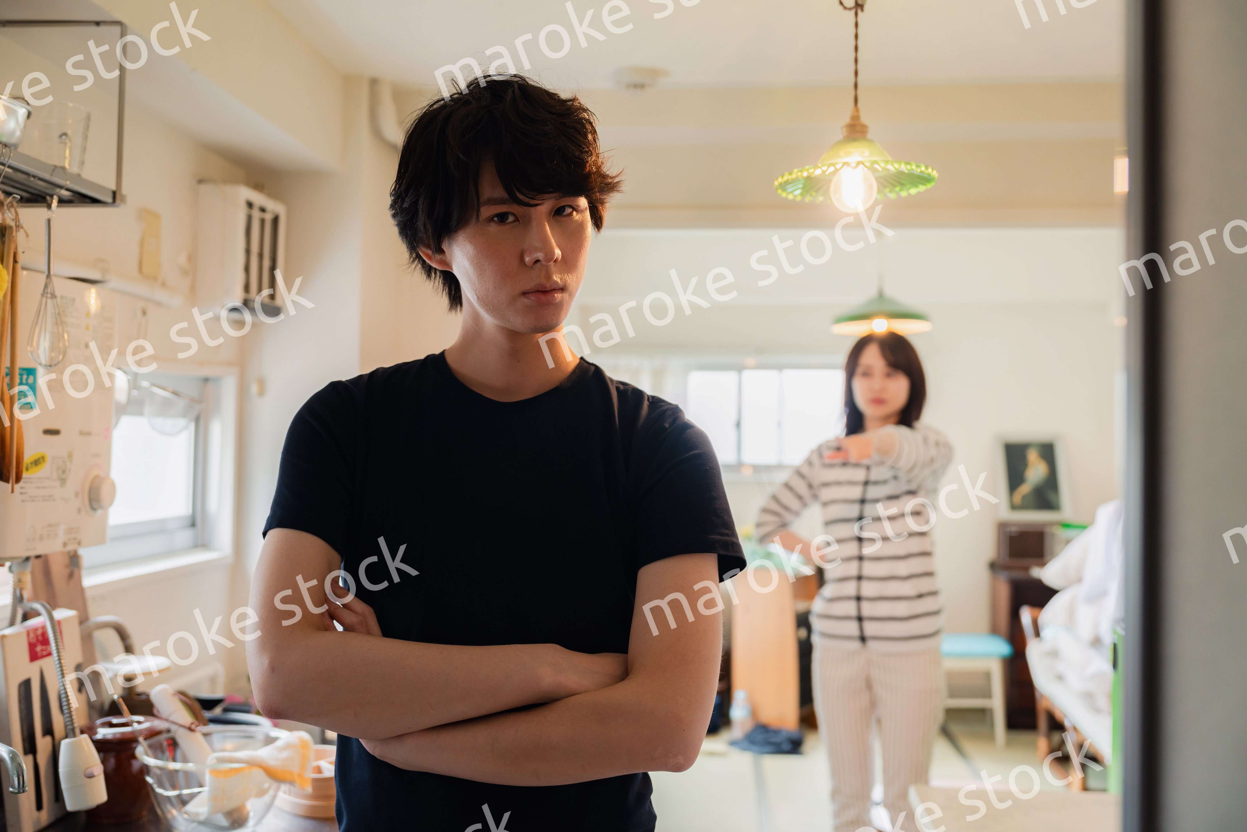 家で妻にガミガミ言われる夫