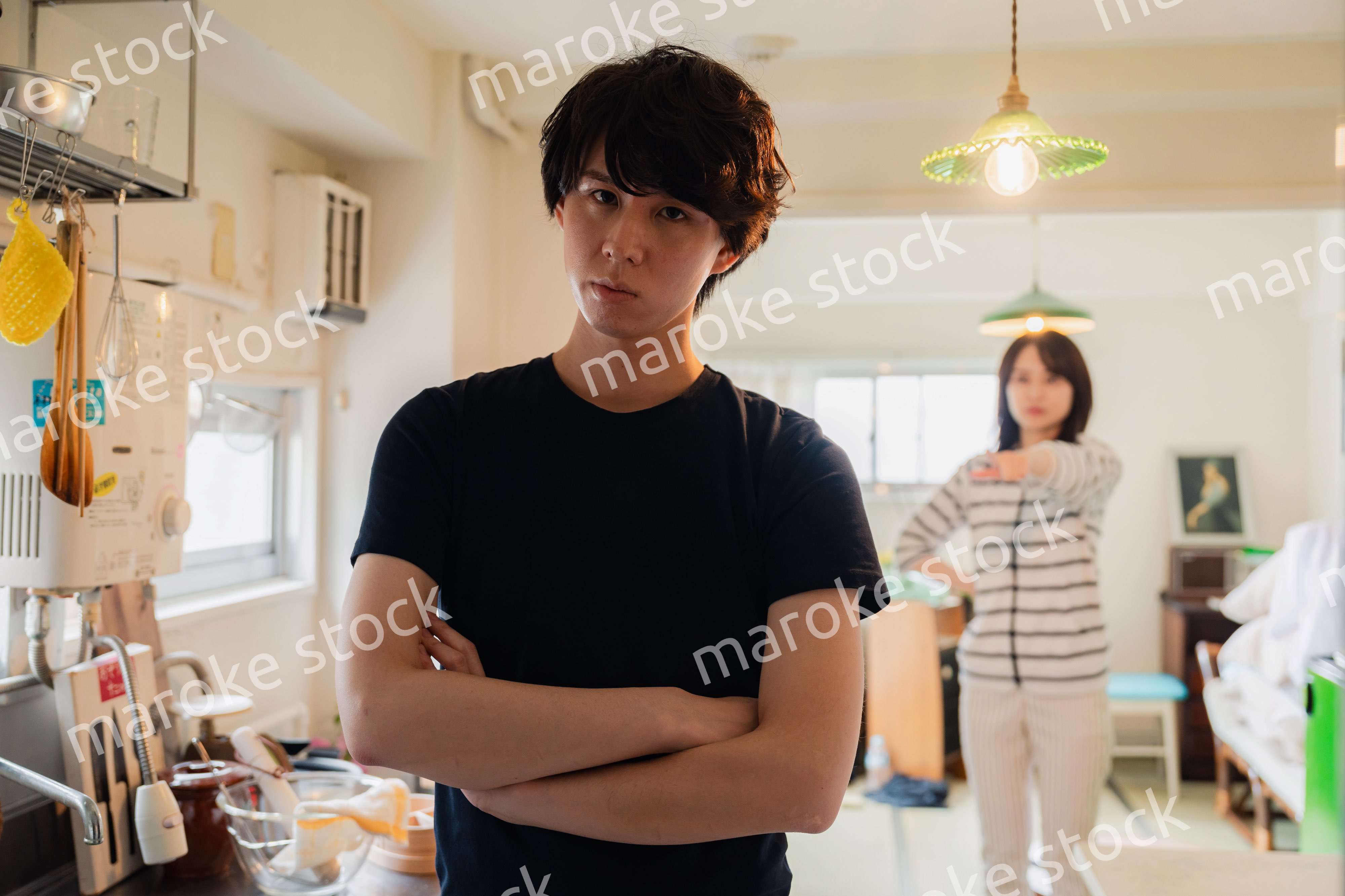 家で妻にガミガミ言われる夫