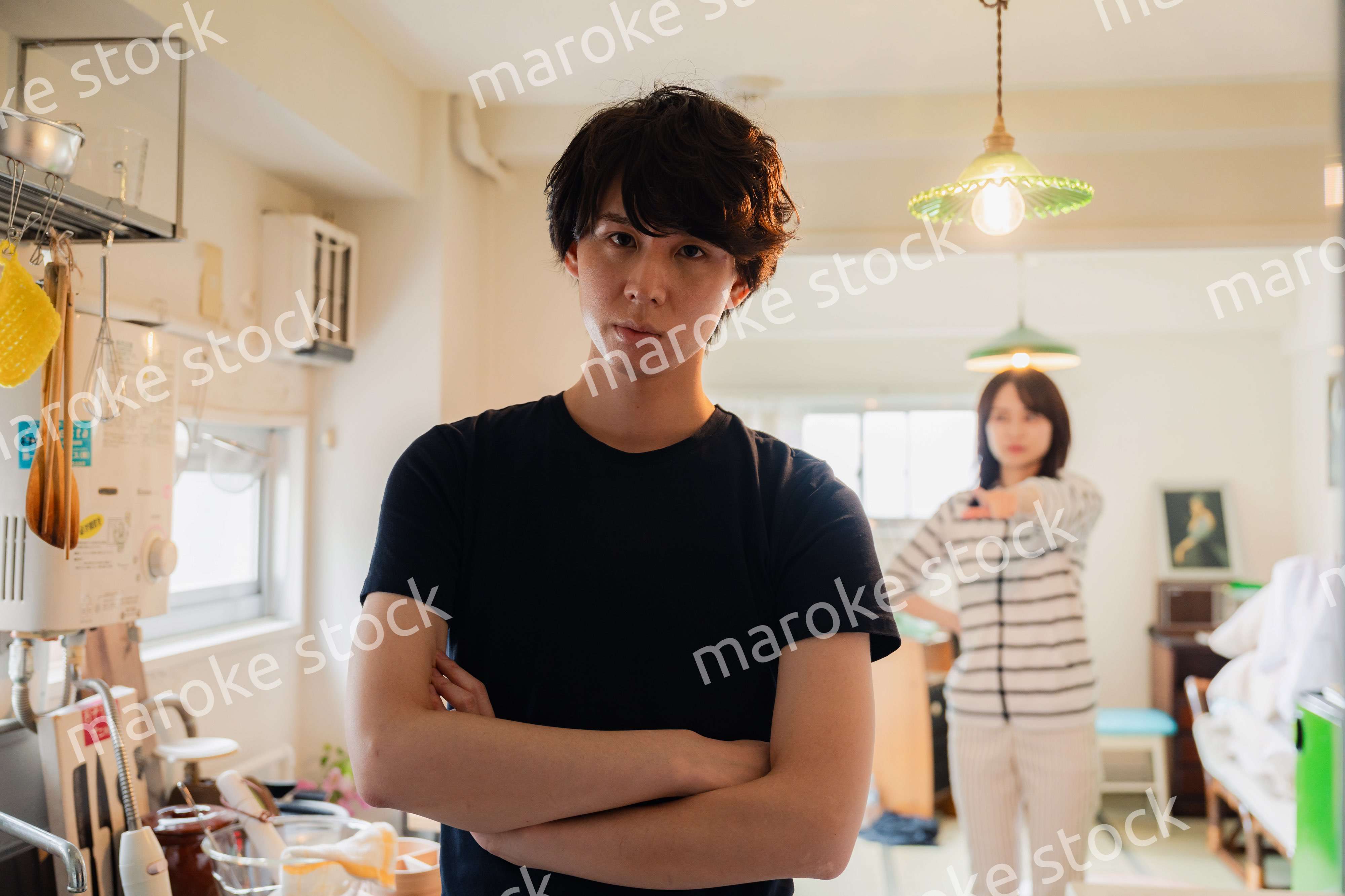 家で妻にガミガミ言われる夫