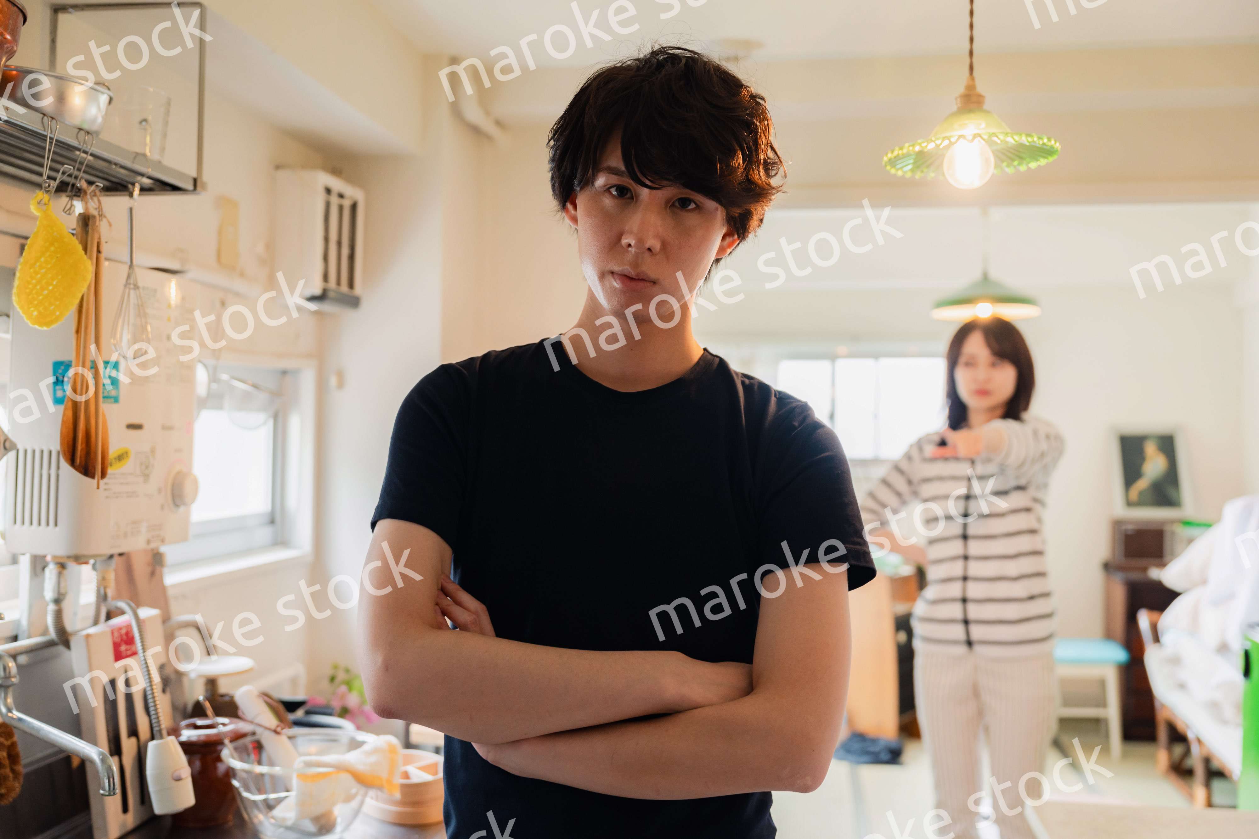 家で妻にガミガミ言われる夫