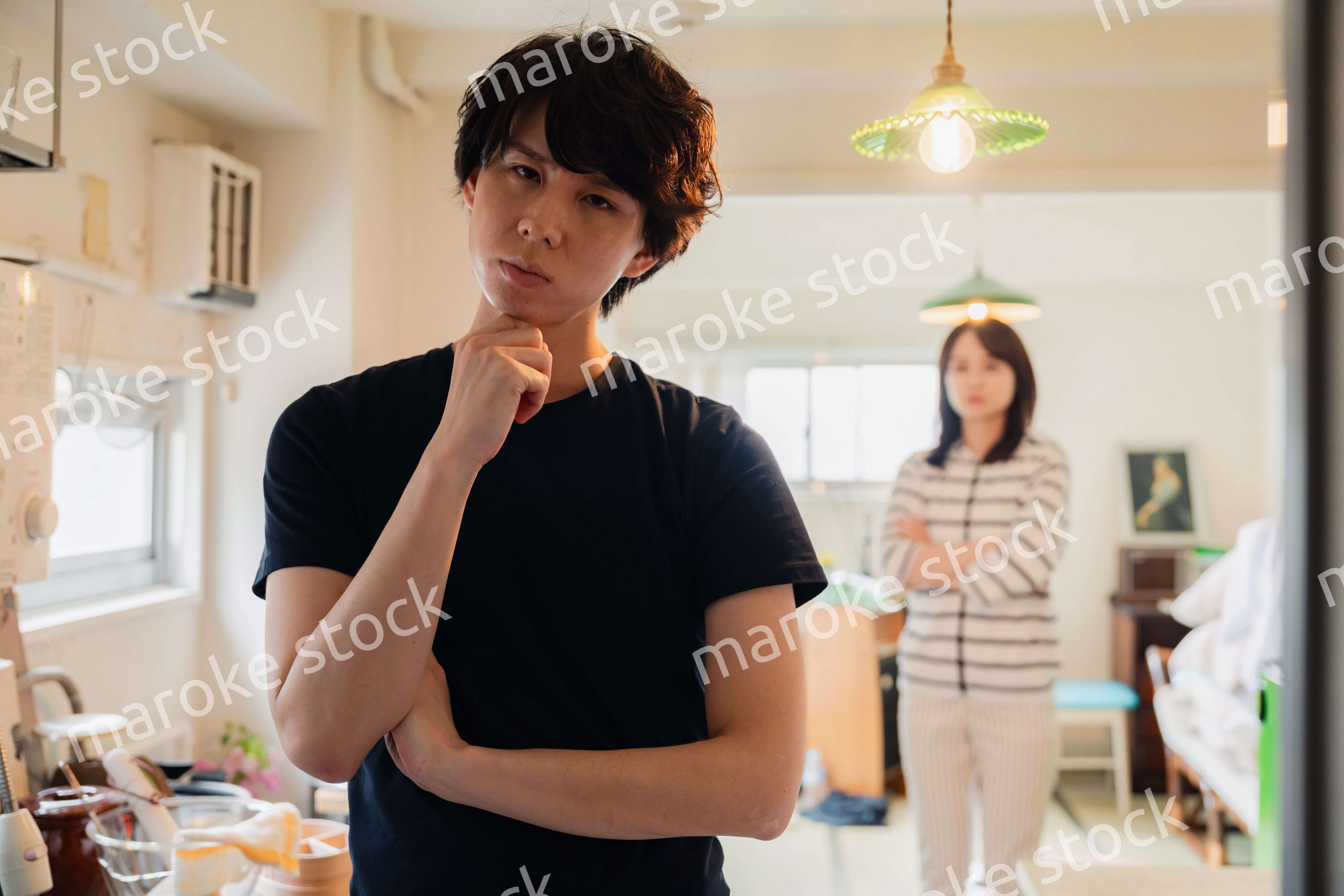 家で妻にガミガミ言われる夫