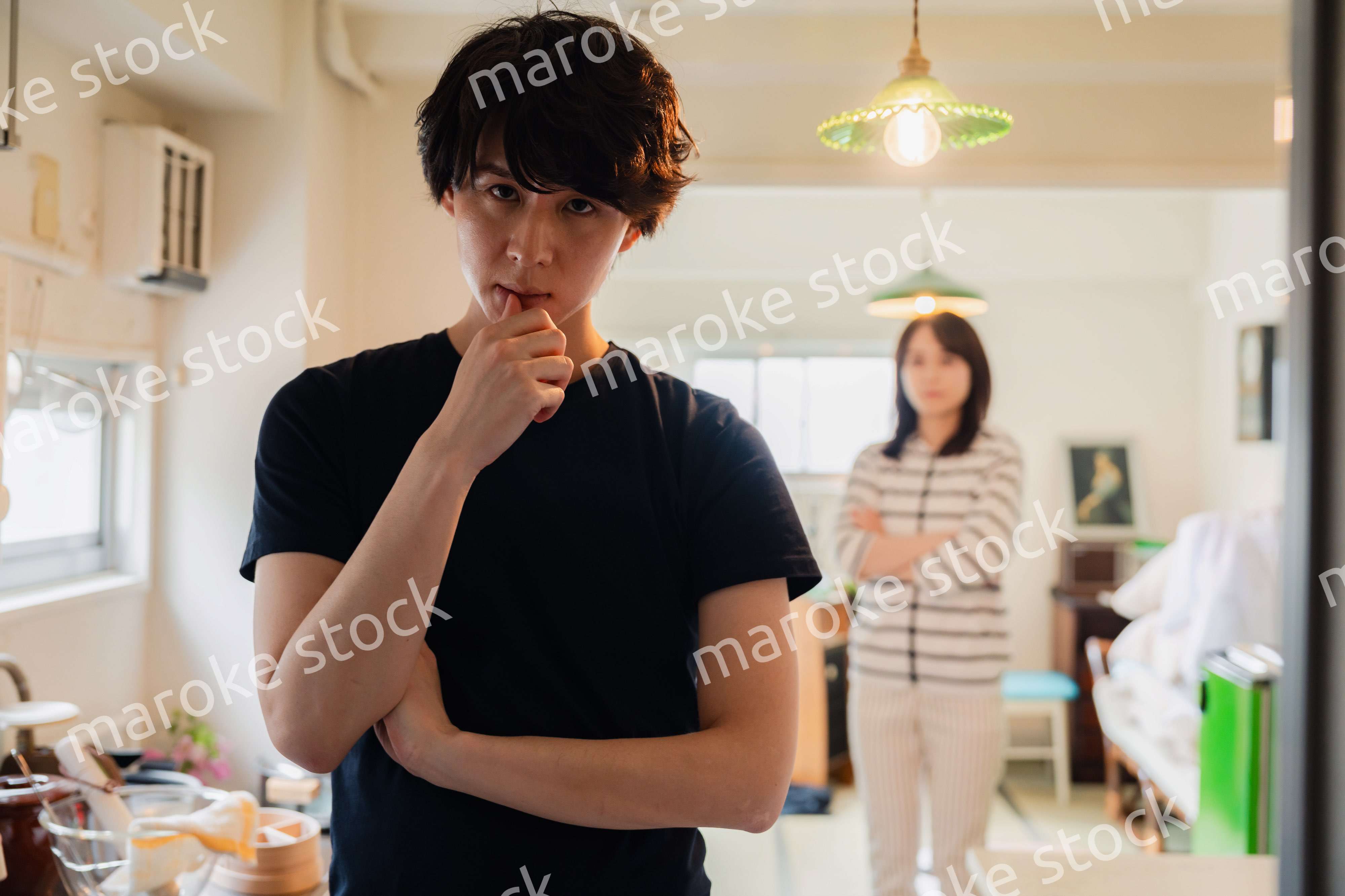 家で妻にガミガミ言われる夫