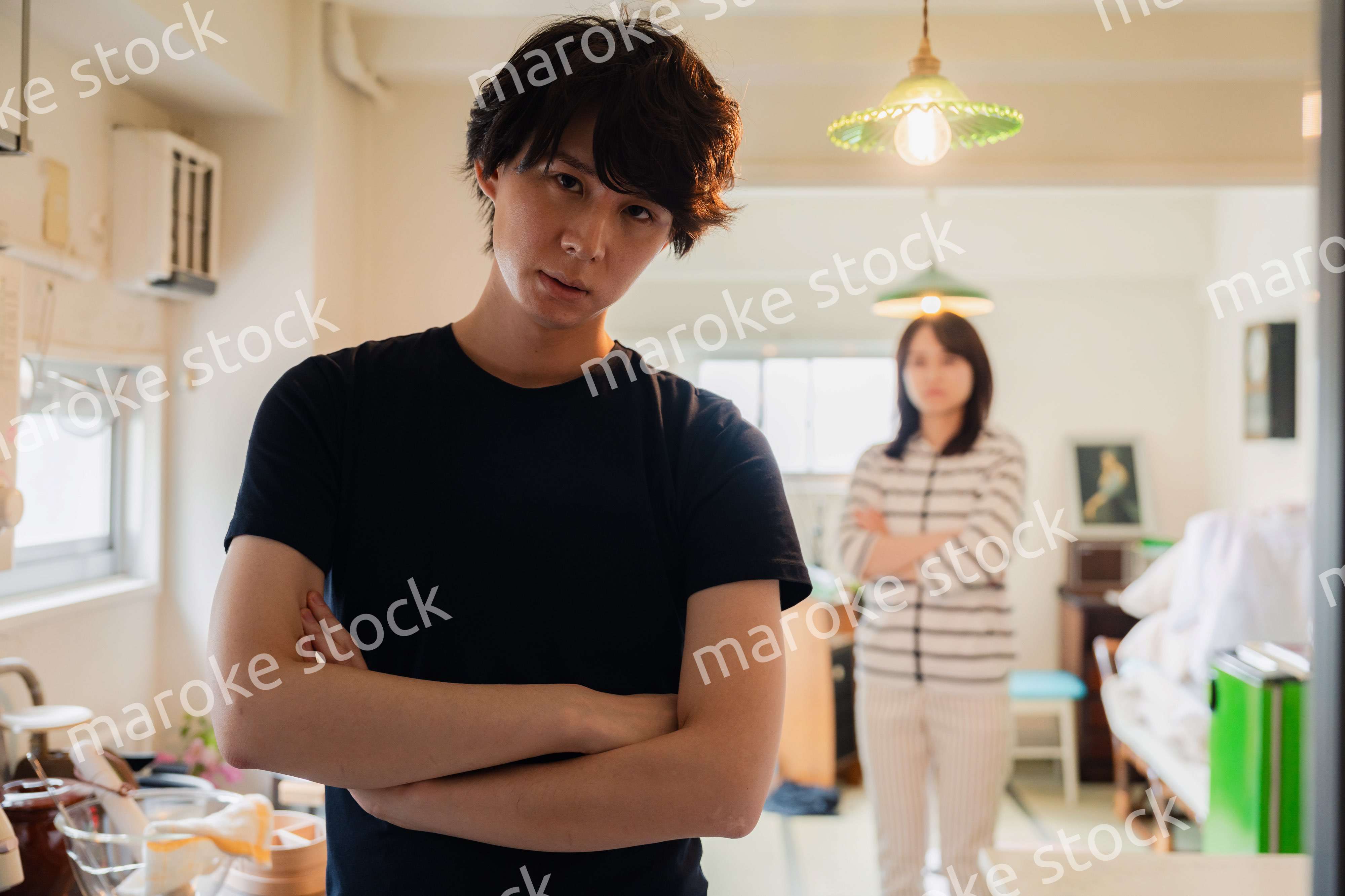 家で妻にガミガミ言われる夫