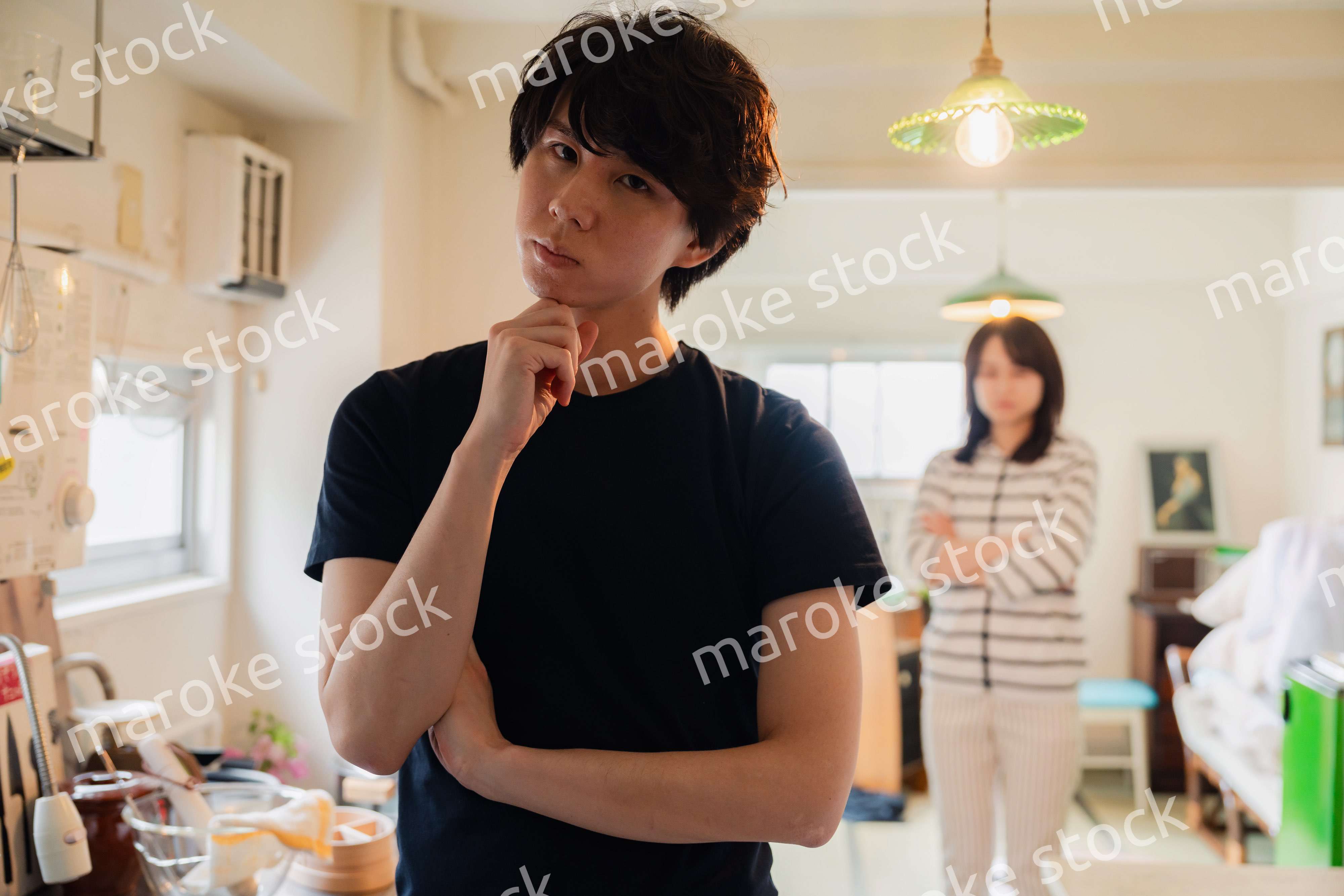 家で妻にガミガミ言われる夫