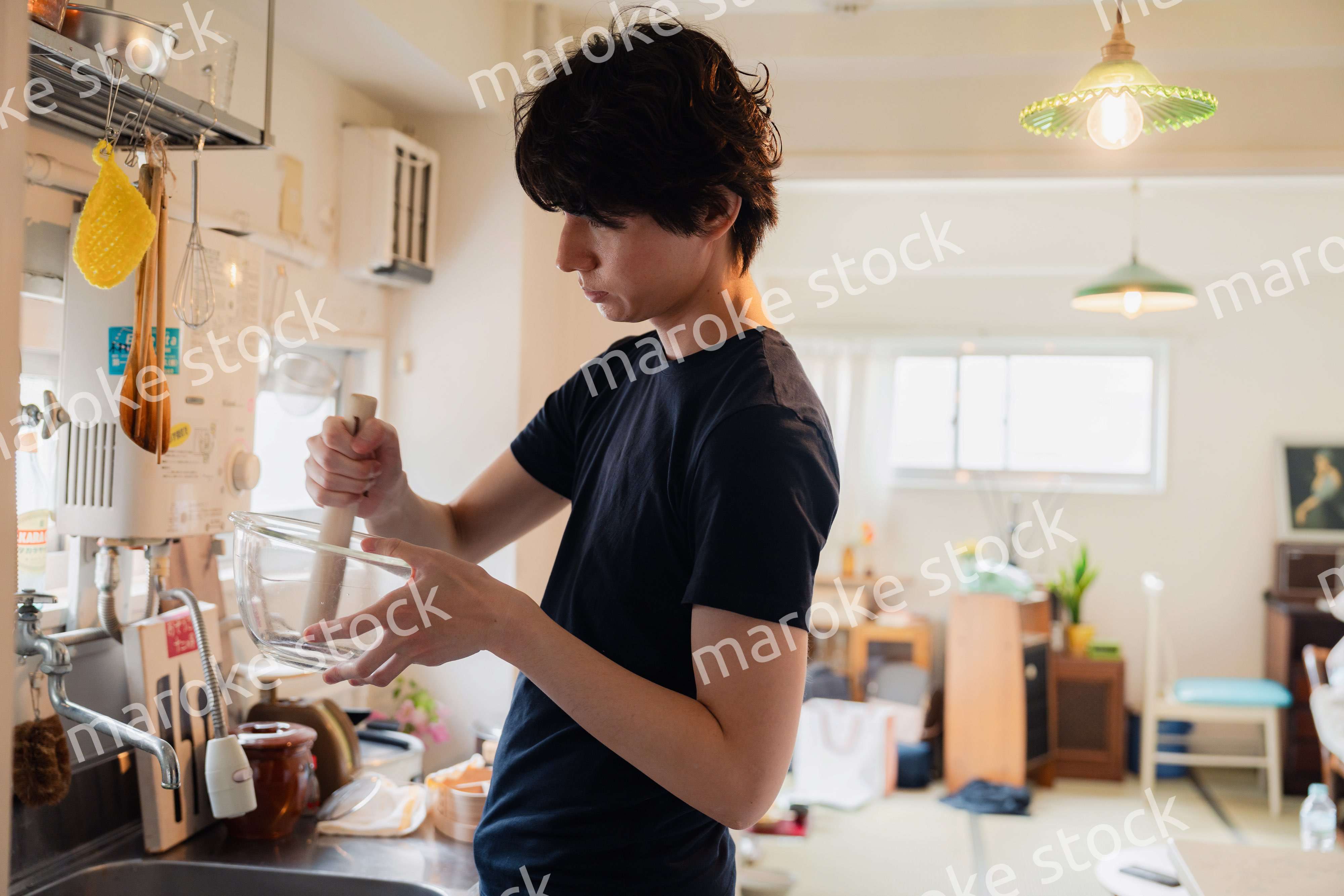 家でこだわりの料理をする若い男性