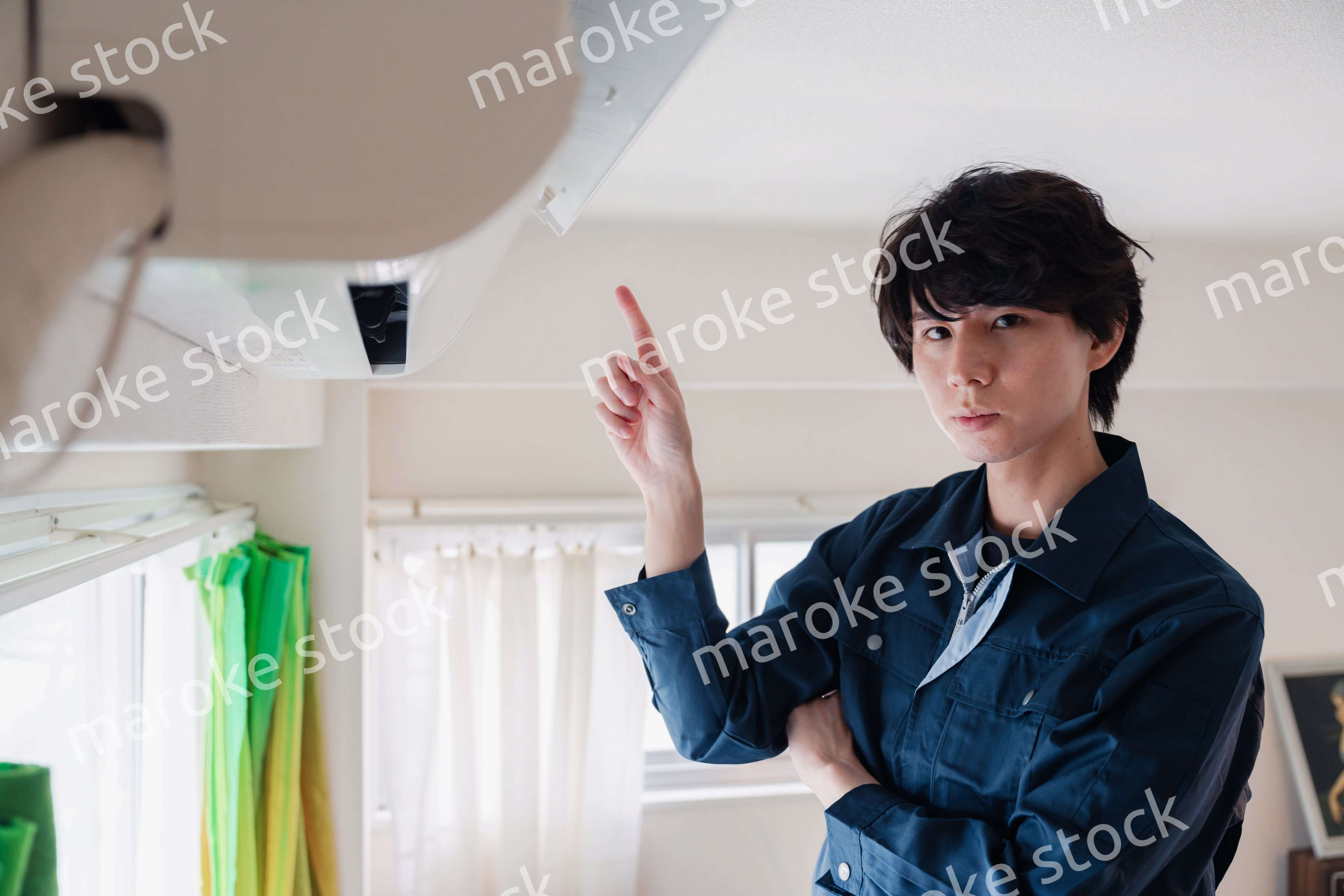 エアコンの点検をする男性