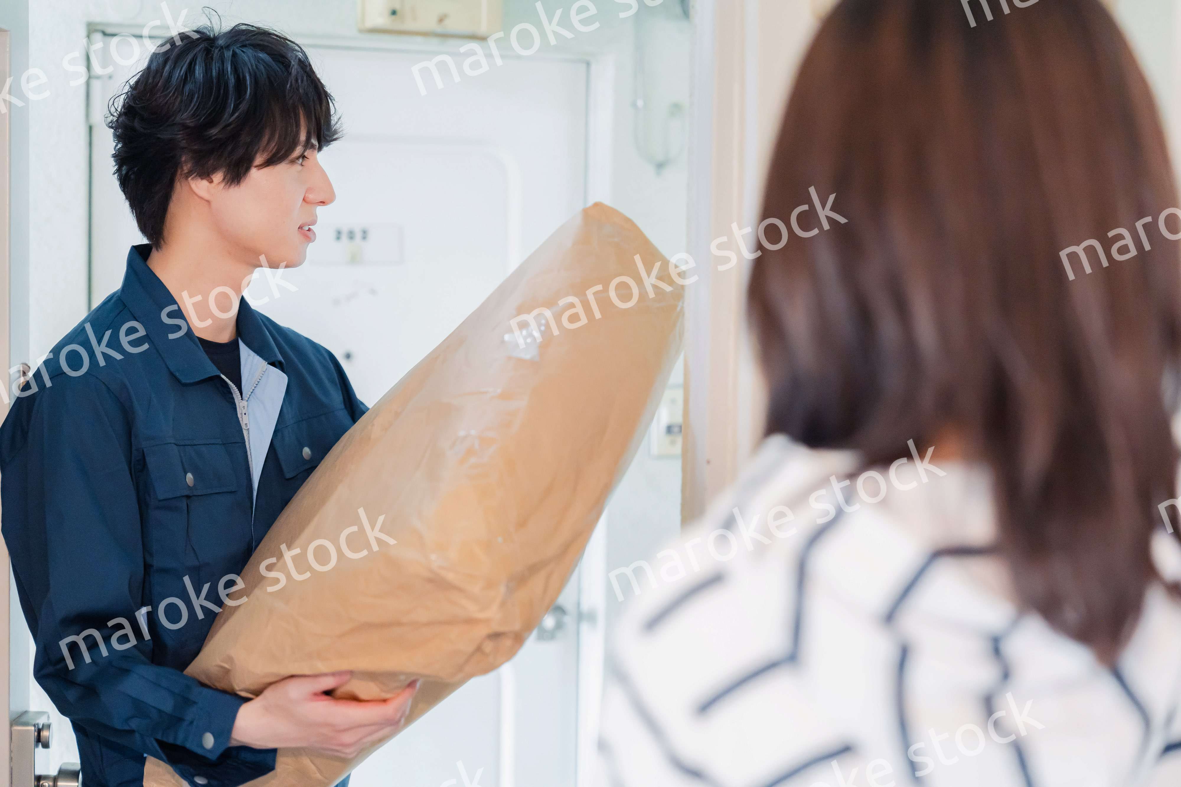 宅配の配達をする男性スタッフ