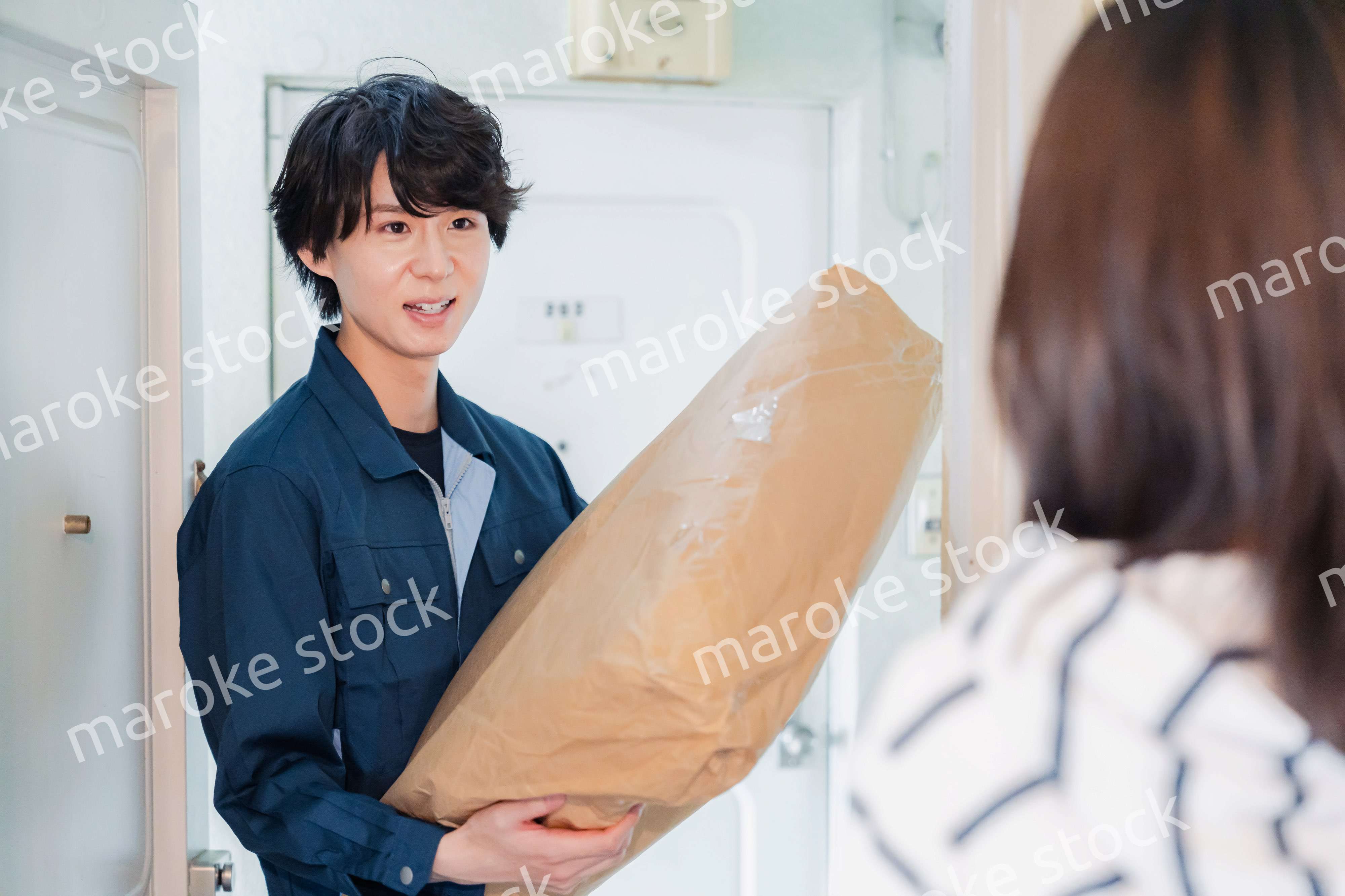 宅配の配達をする男性スタッフ