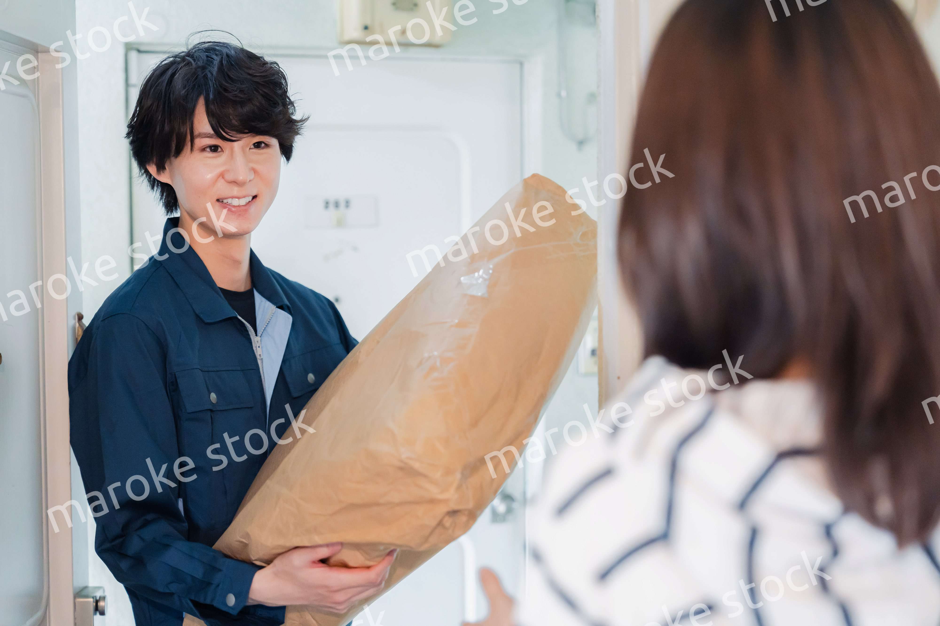 宅配の配達をする男性スタッフ