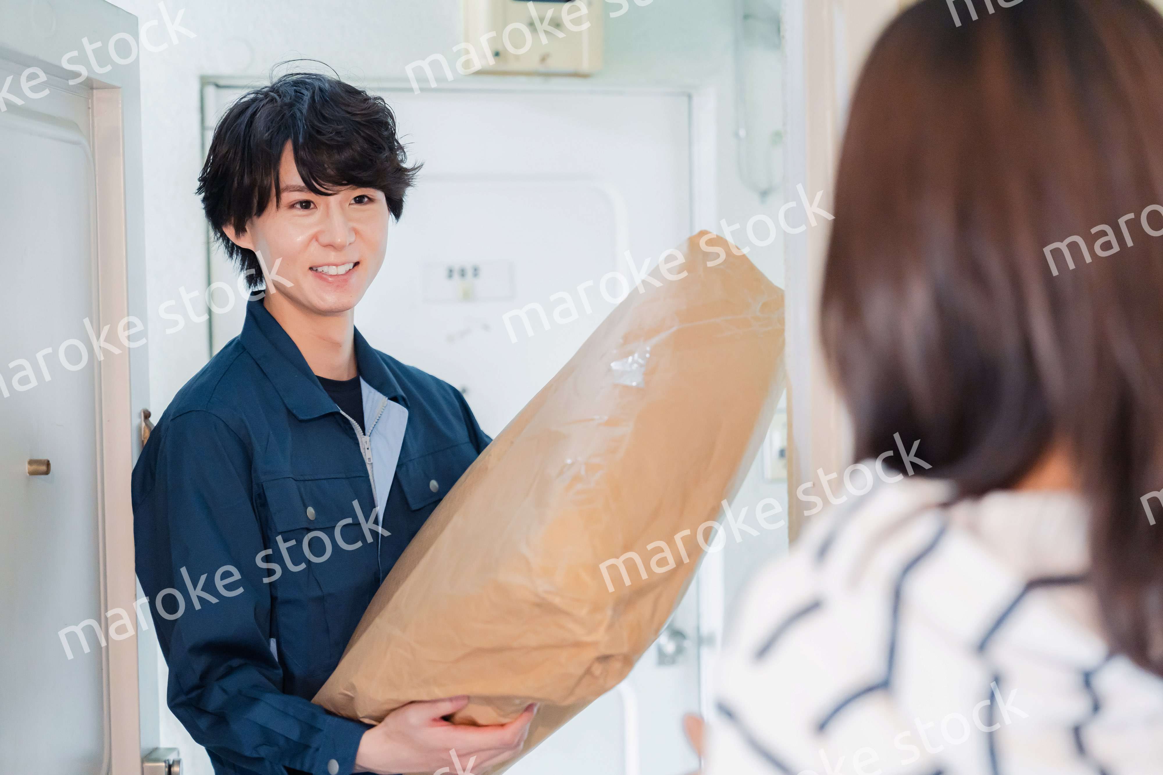 宅配の配達をする男性スタッフ