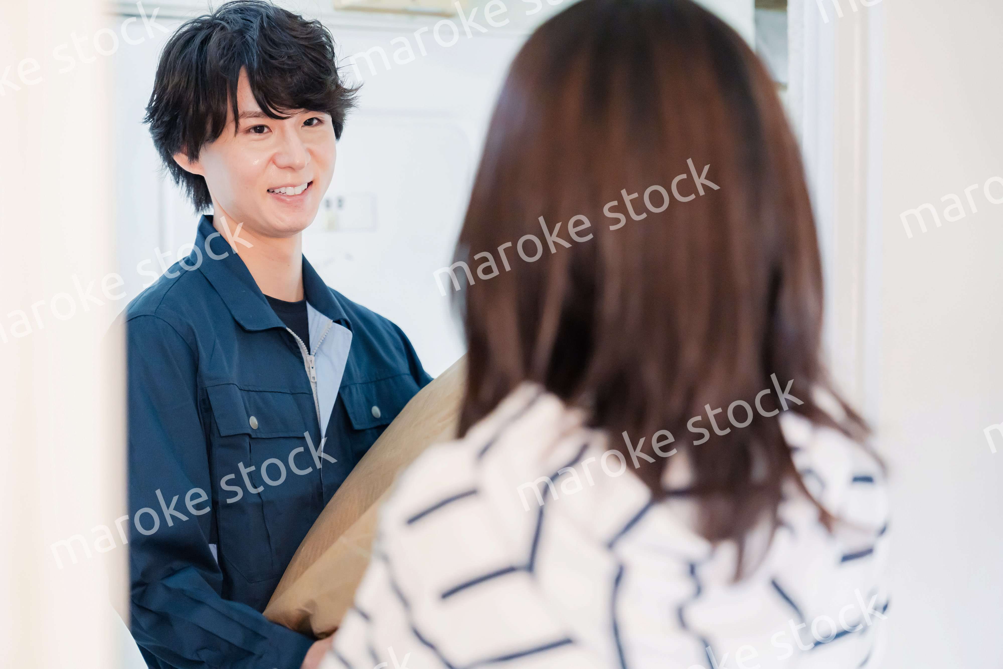 宅配の配達をする男性スタッフ