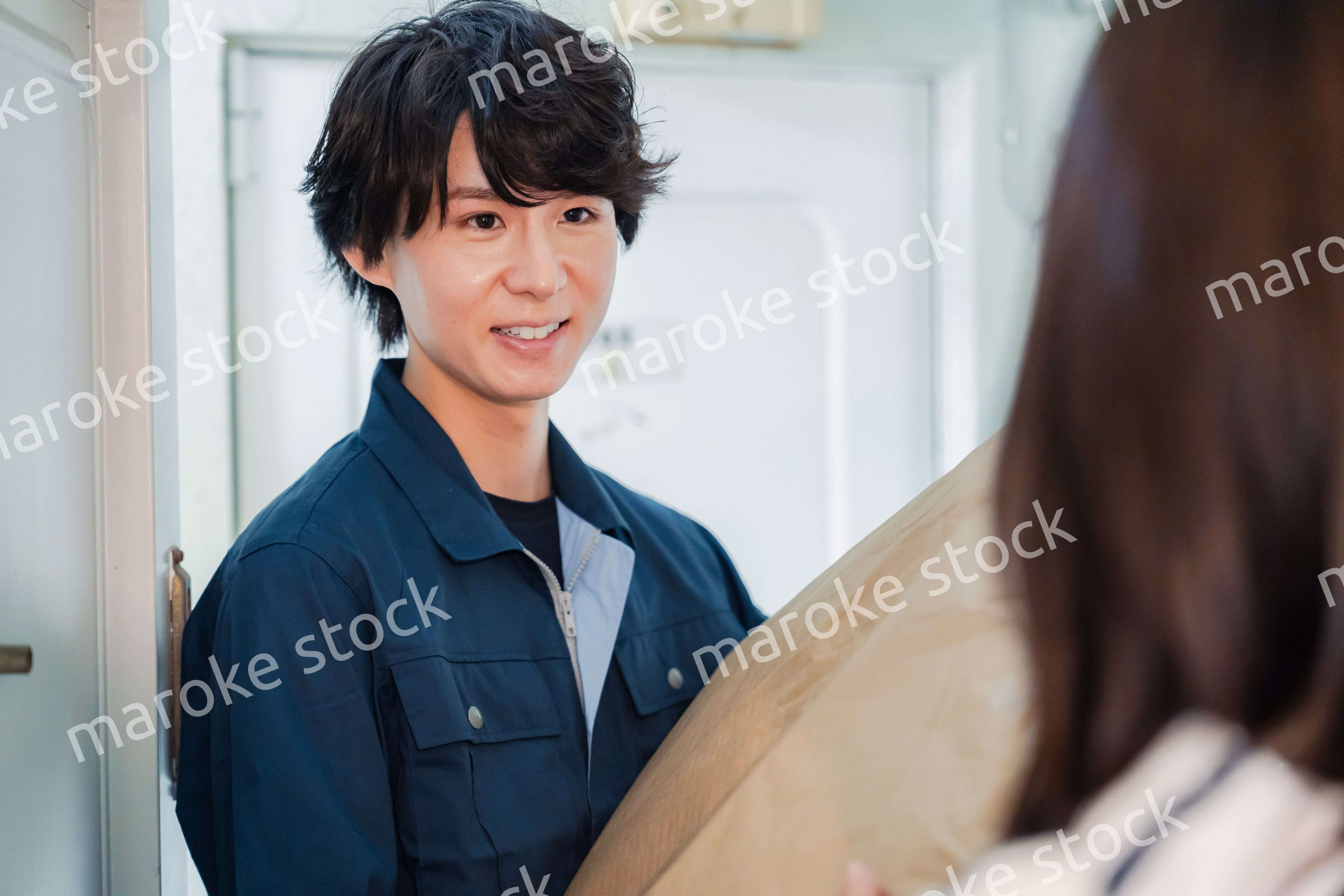 宅配の配達をする男性スタッフ