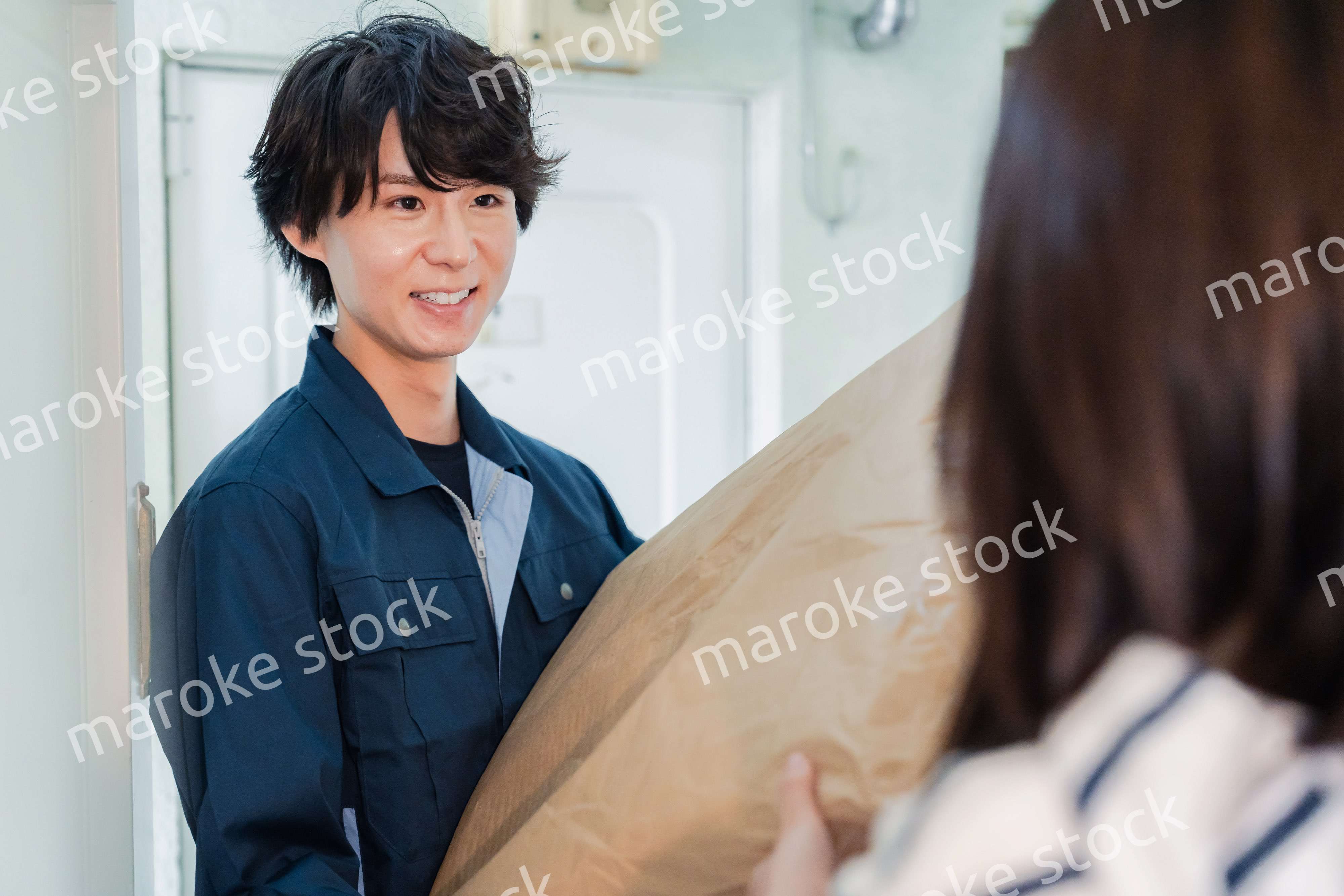 宅配の配達をする男性スタッフ