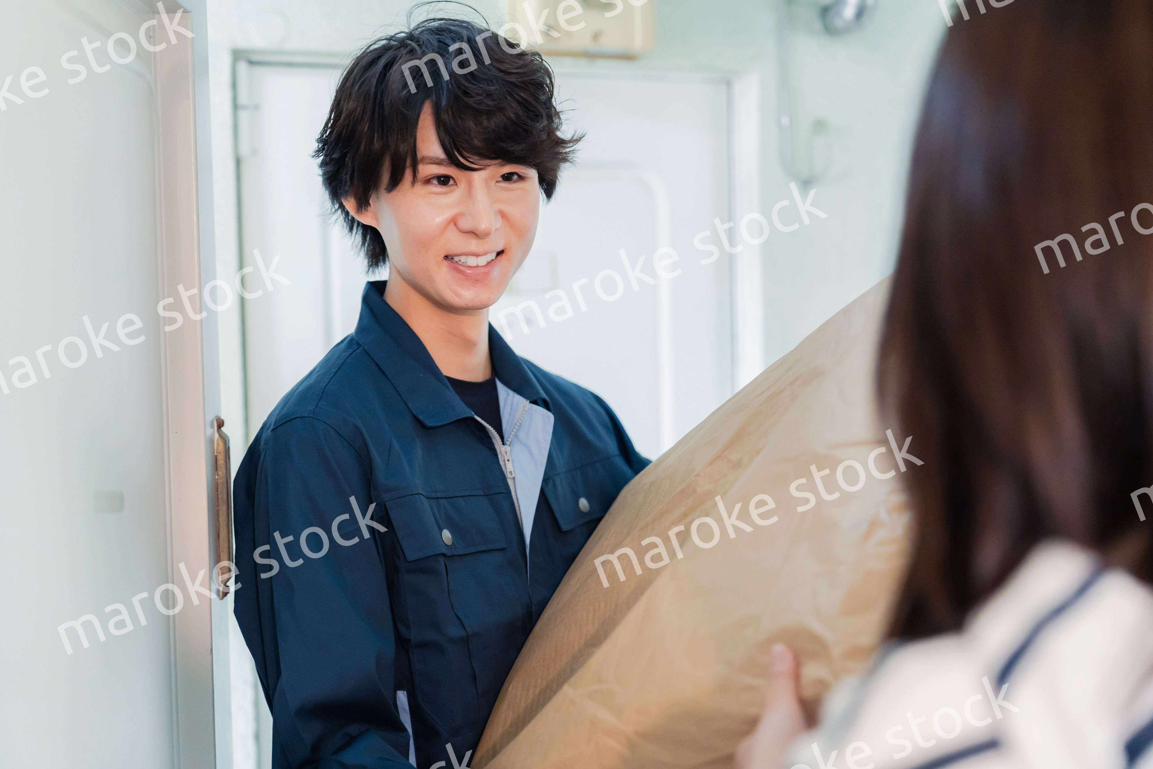 宅配の配達をする男性スタッフ